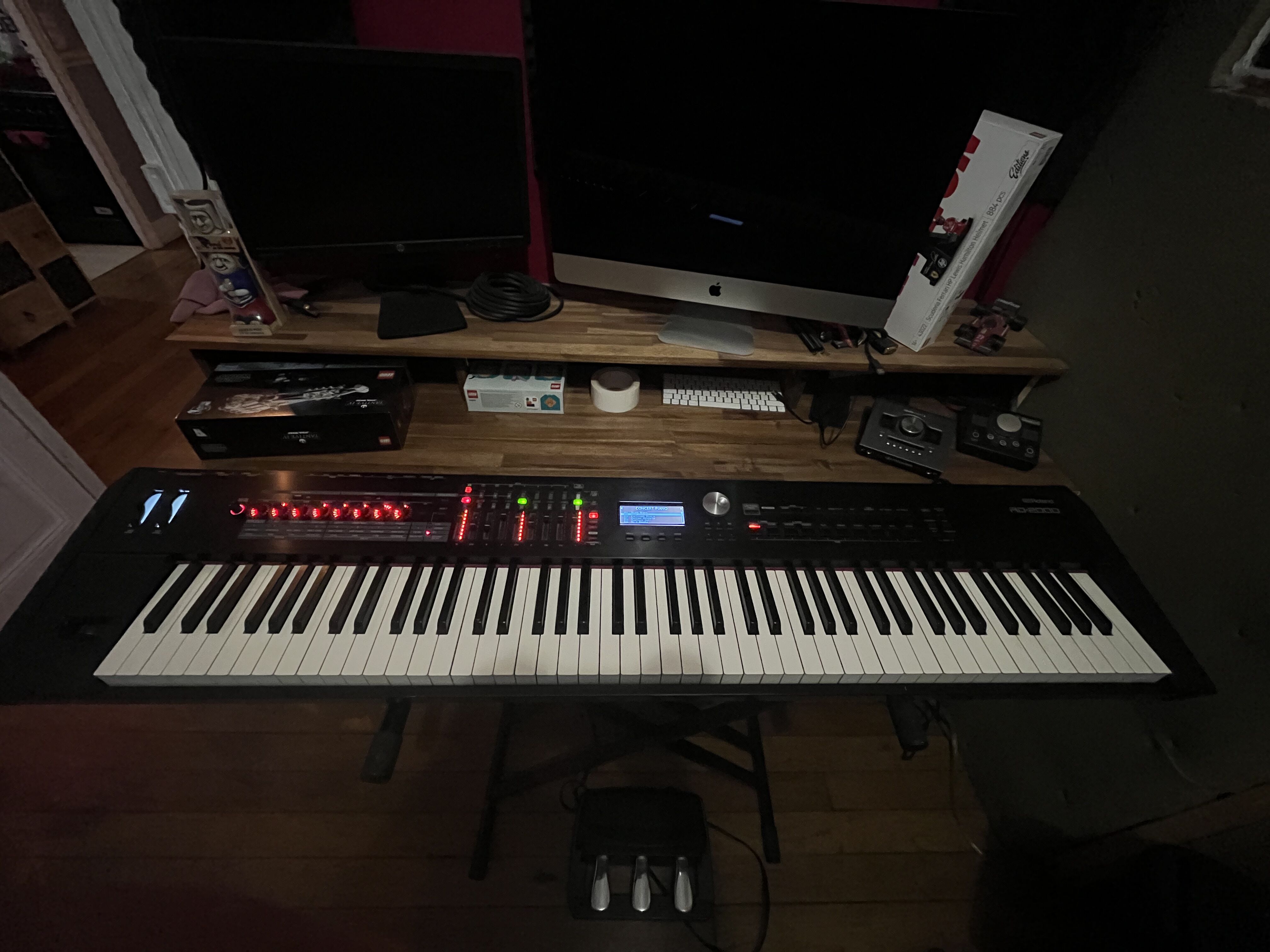 Roland RD-2000 – Piano de scène 88 touches, le haut de gamme Roland – Quasi neuf + Flight case Thon + Pédalier triple
