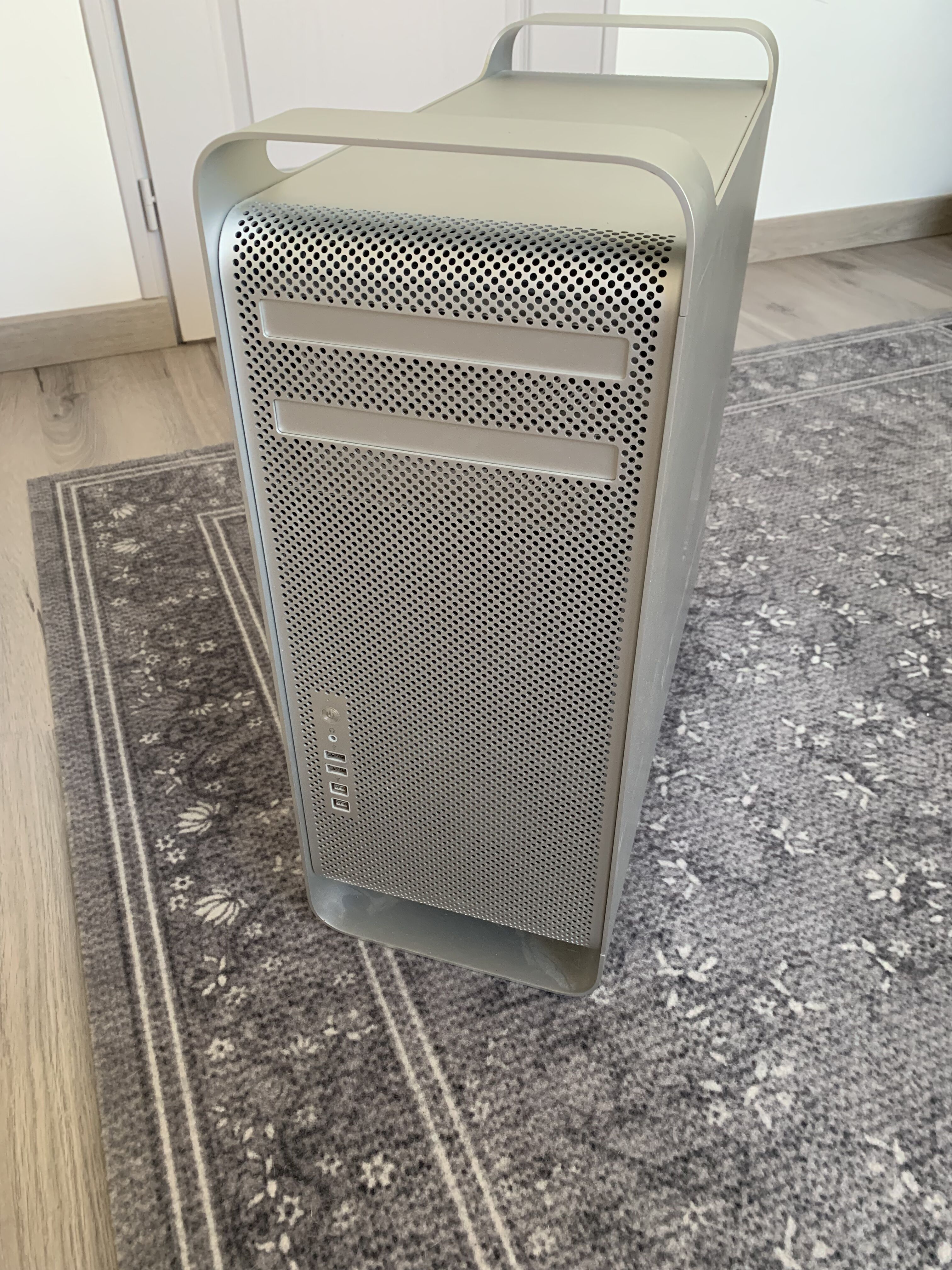 Mac Pro 4.1 upgradé 5.1 + Apple Cinema Display