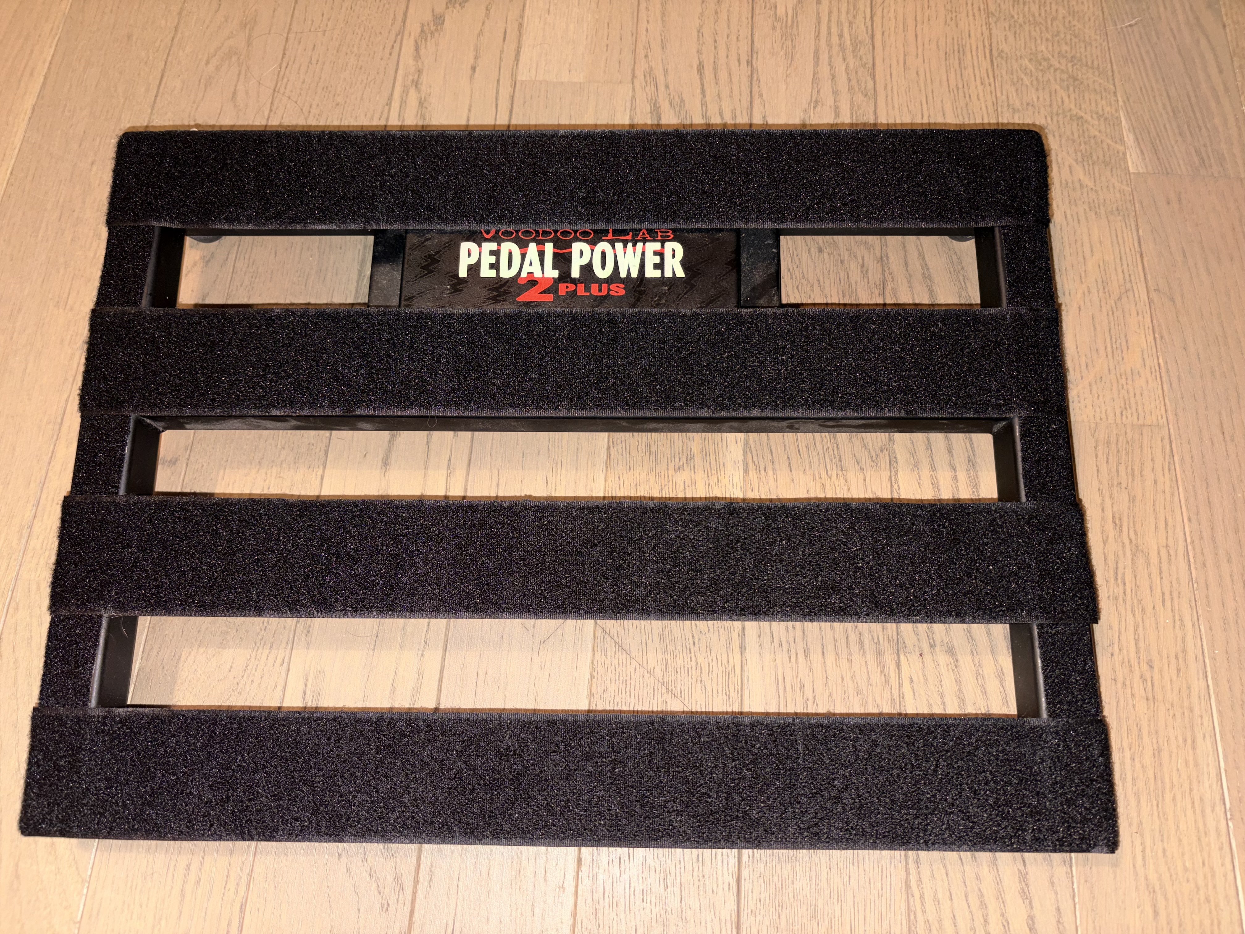Pedaltrain junior + alimentation voodoo lab