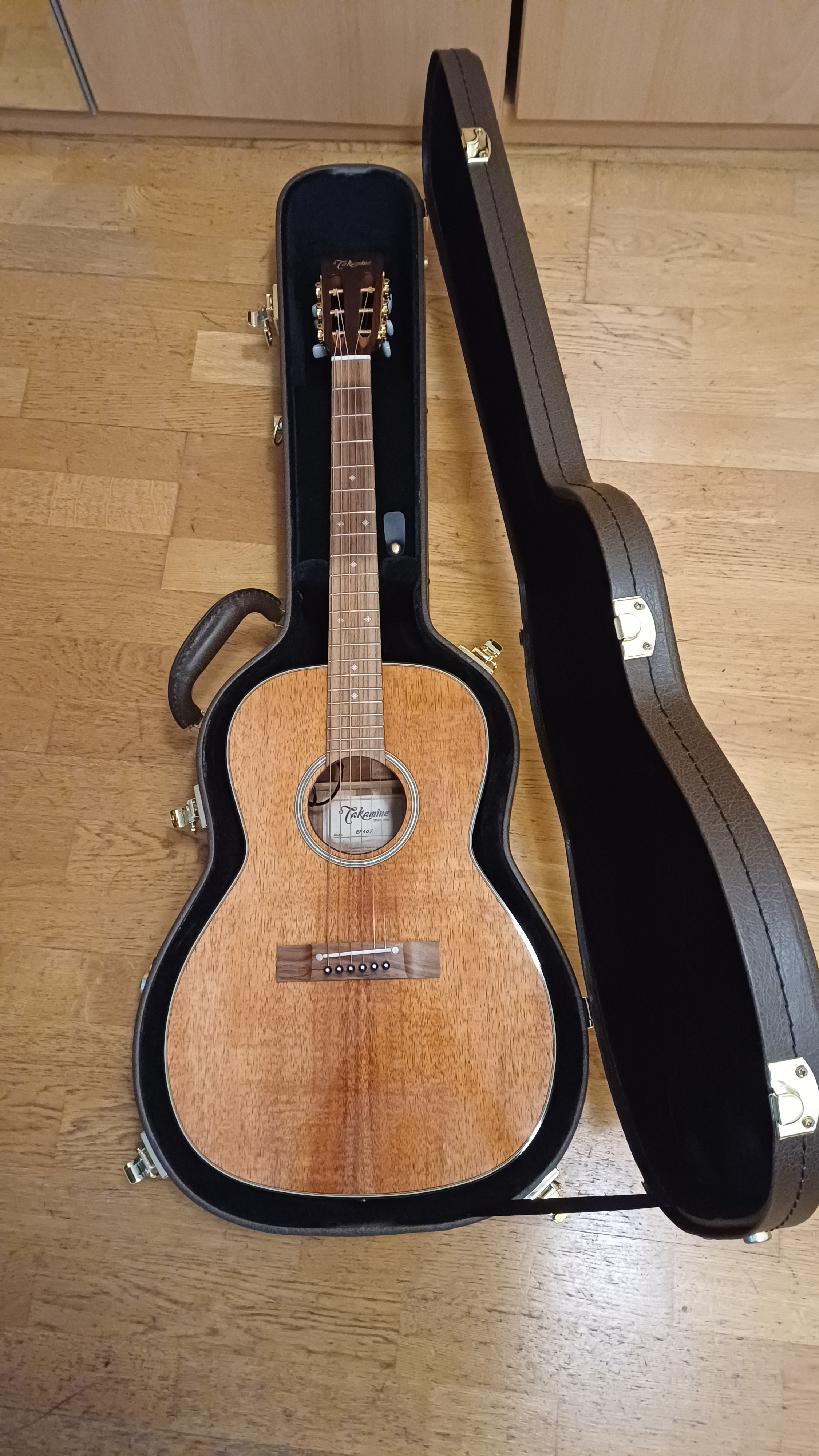 vends guitare electroacoustique  EF 407 Takamineen parfait état