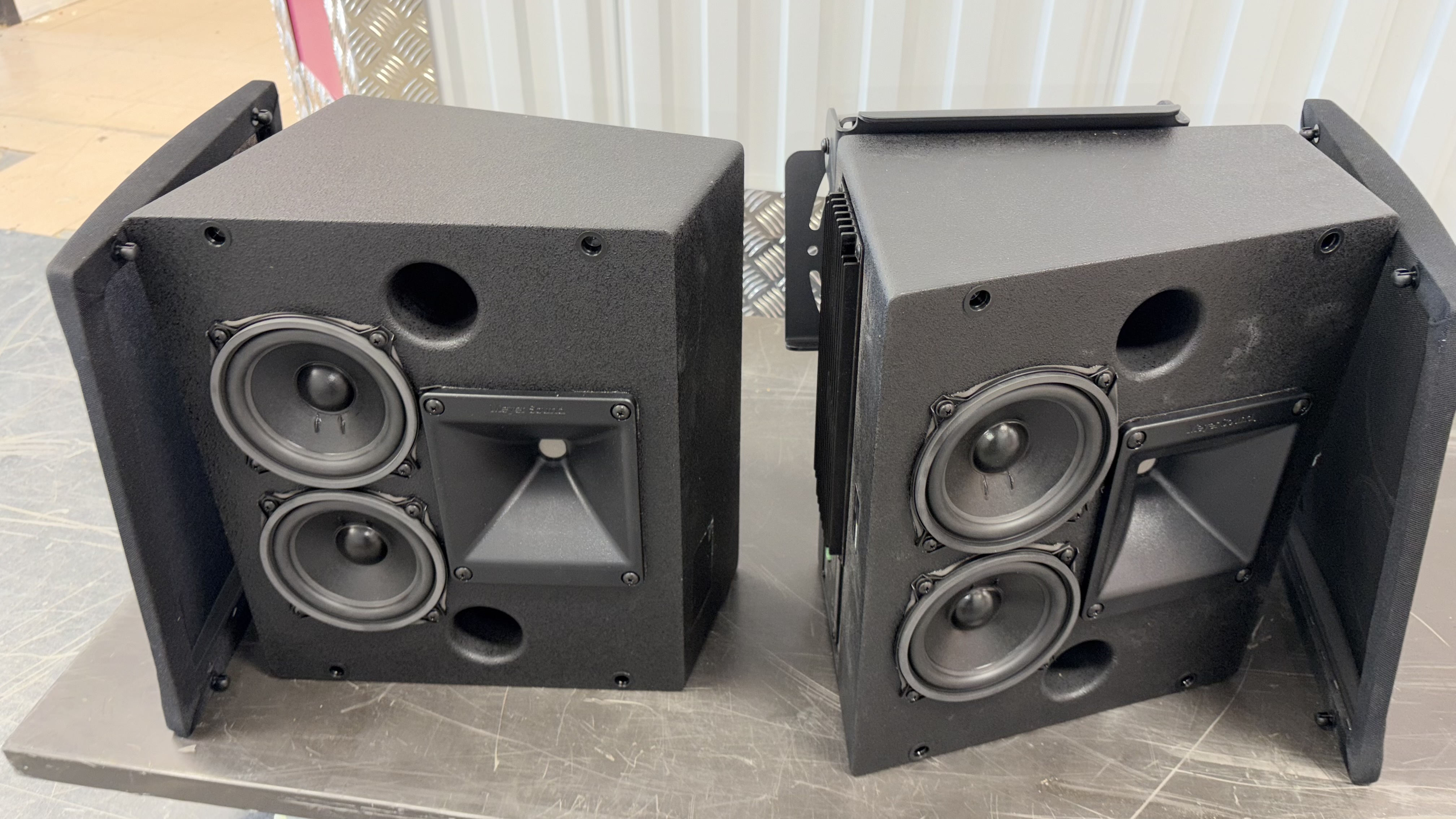   MEYER SOUND HMS-5 COMPACT CINEMA SURROUND LOUDSPEAKER
