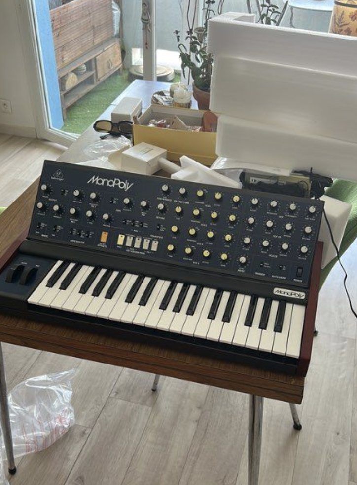 Mono Poly Behringer / garantie 10 ans 