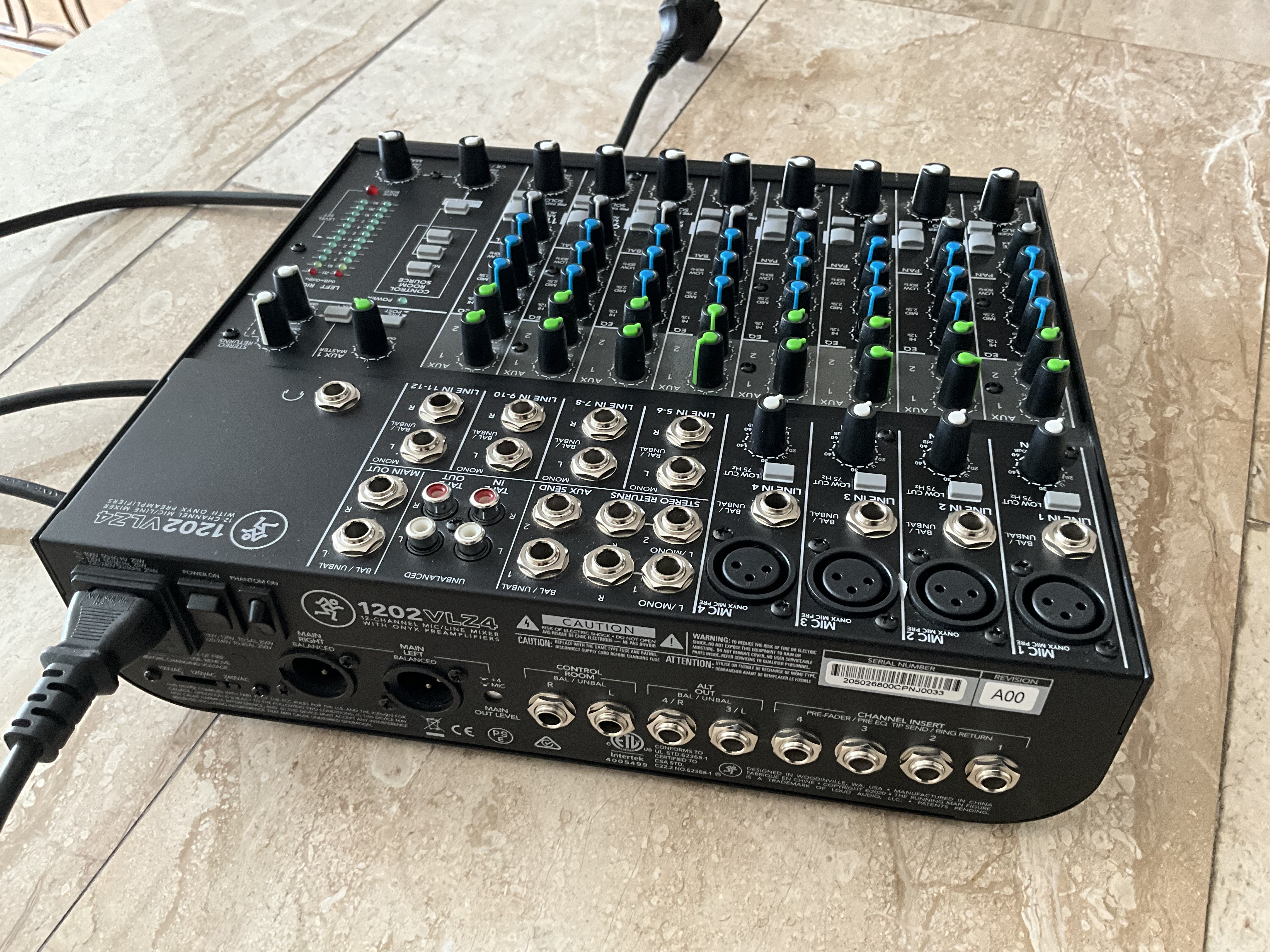 Vends table de mixage Mackie 1202VLZ4 comme neuve