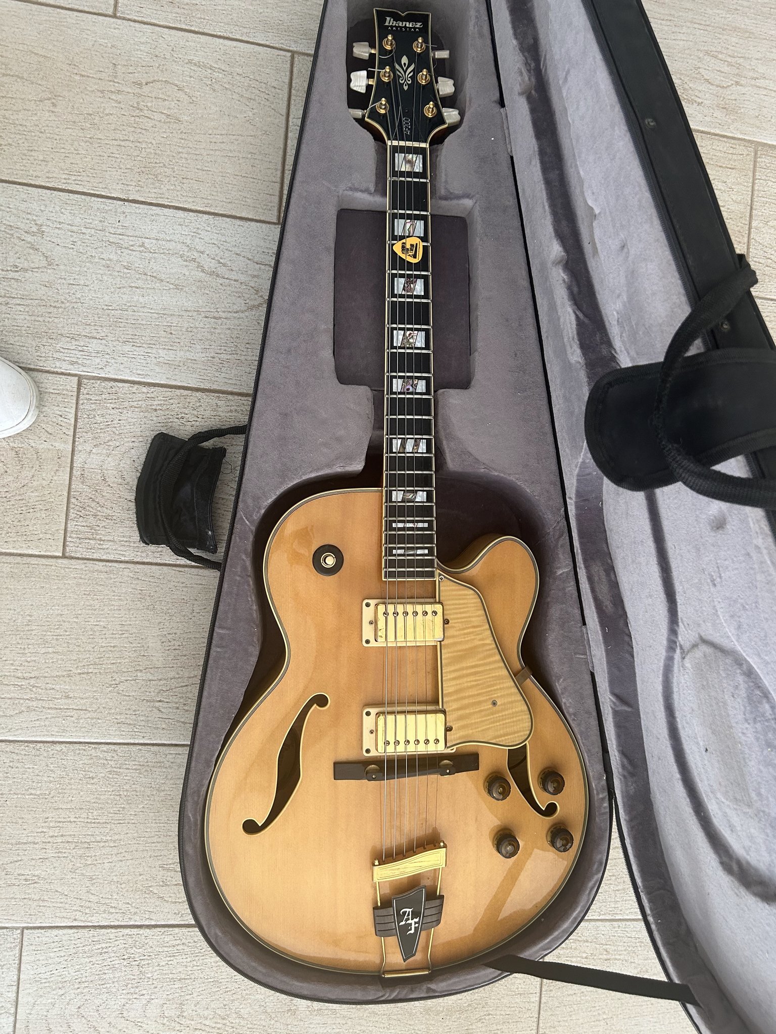 Vends Guitare de jazz ibanez AF 2OO artstar
