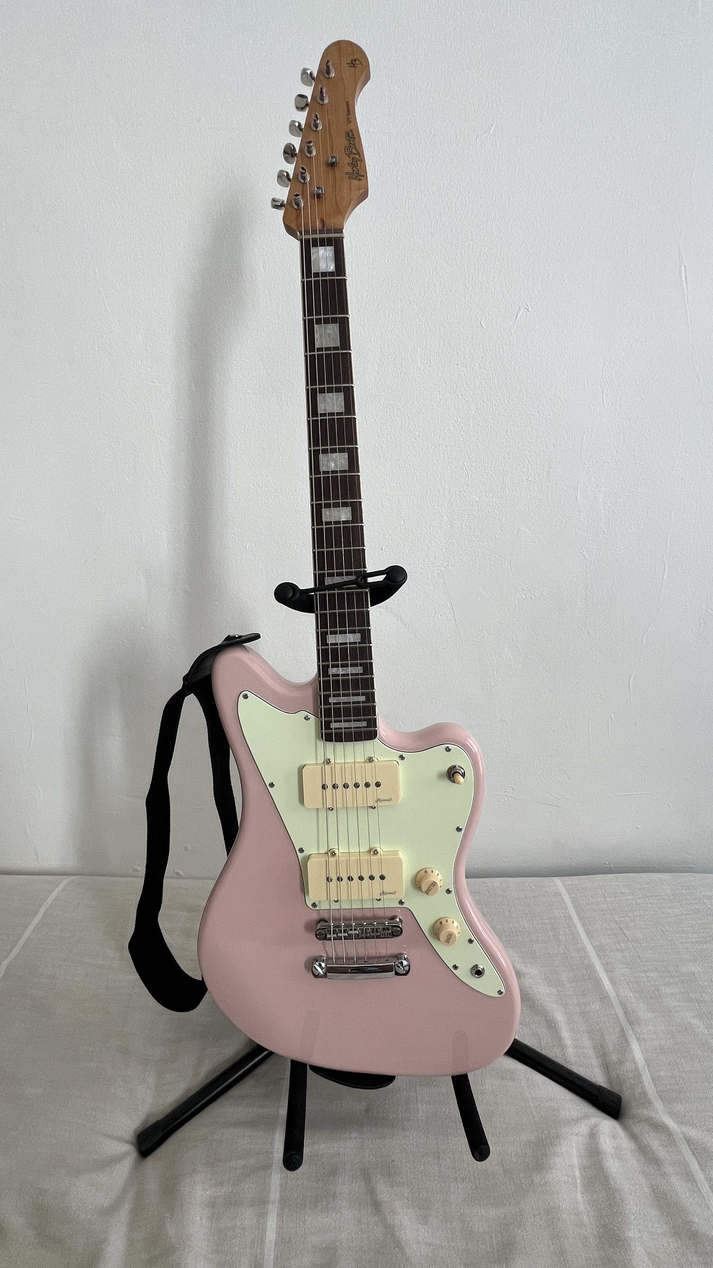 Vends Guitare Electrique Jazzmaster Shell Pink Harley Benton JA-60CC + Housse de transport + Sangle