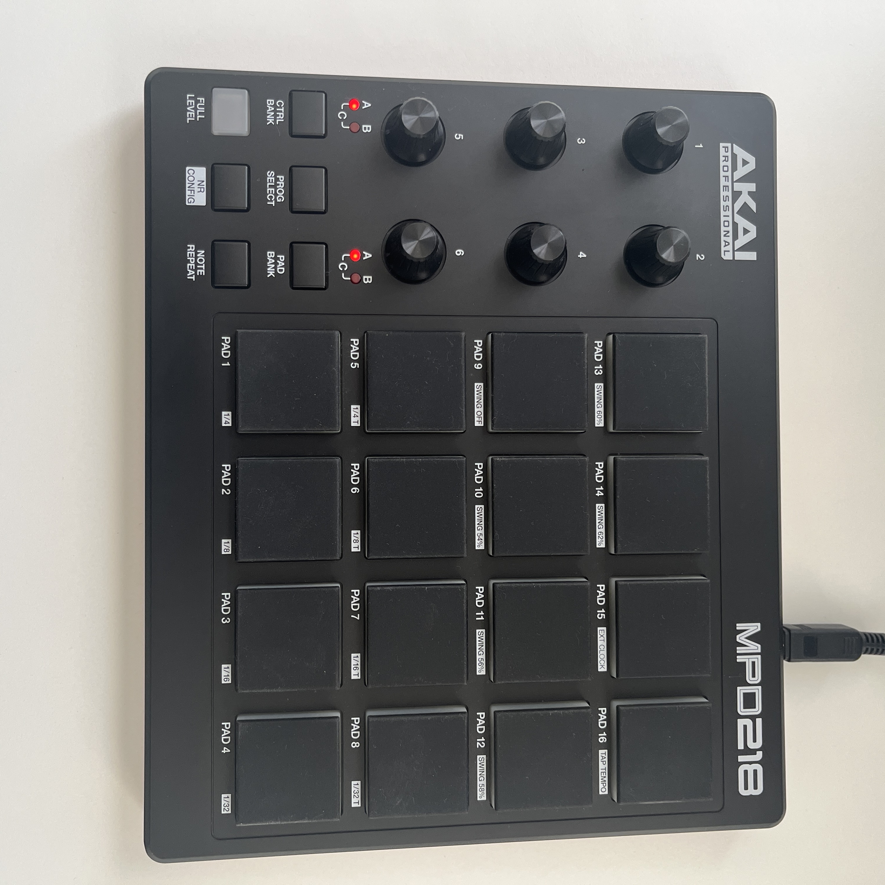Vends Akai MPD218 - Controller USB Midi Pads - Surface de control + Cable USB + Carton D'origine