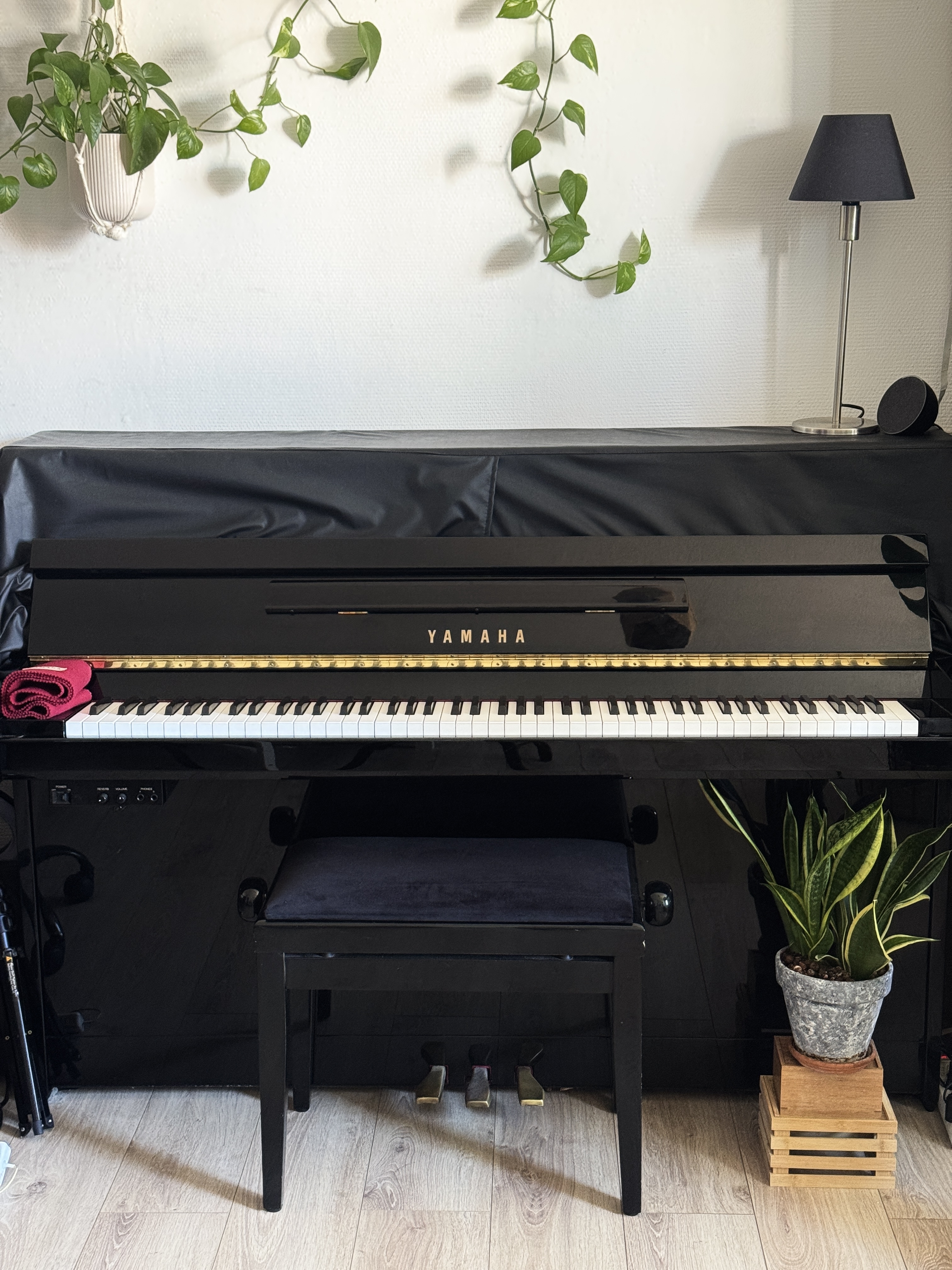 Piano droit b1 silent avec housse de protection