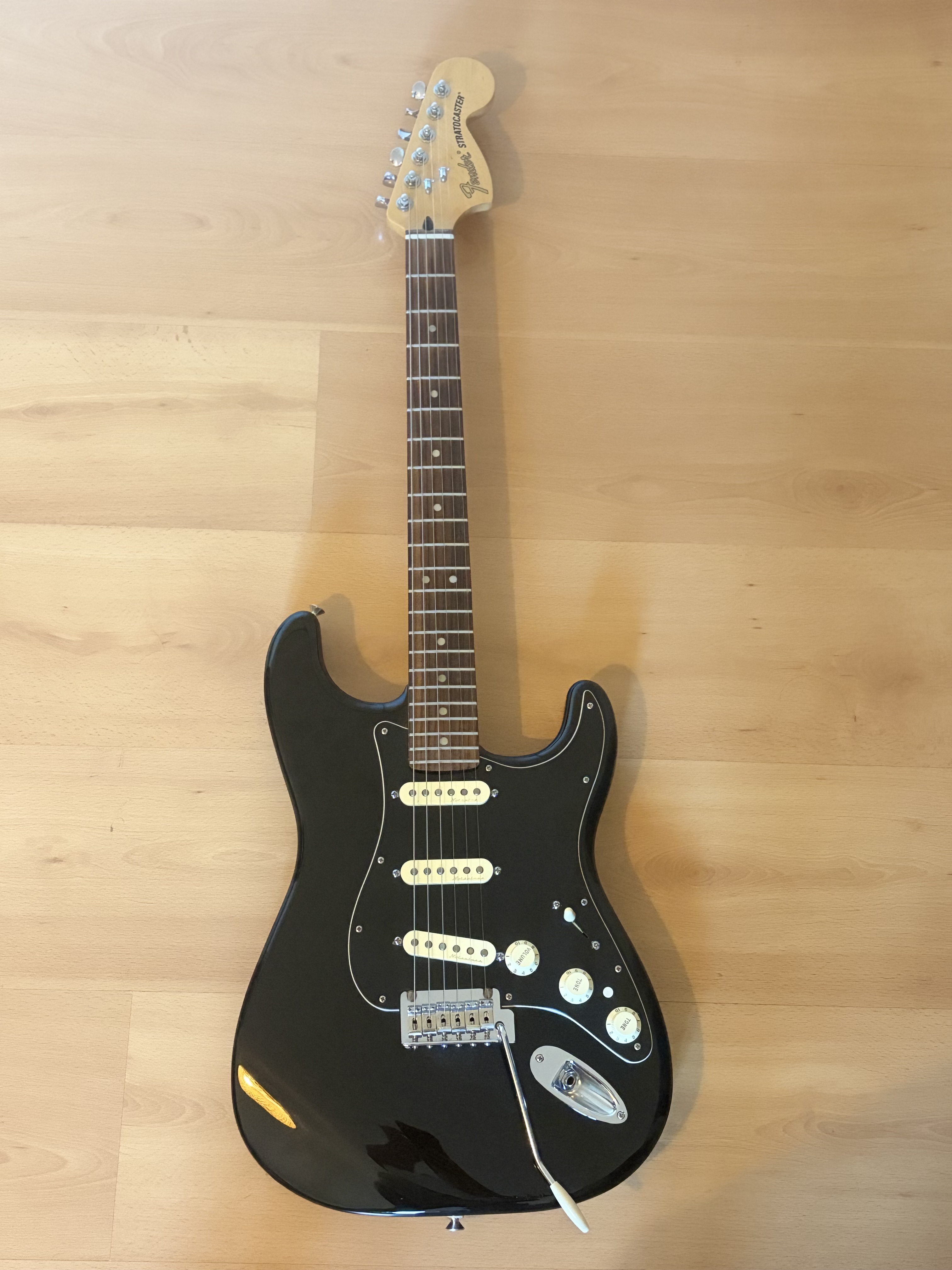 Fender Deluxe Stratocaster 2016 MIM Black + étui rigide
