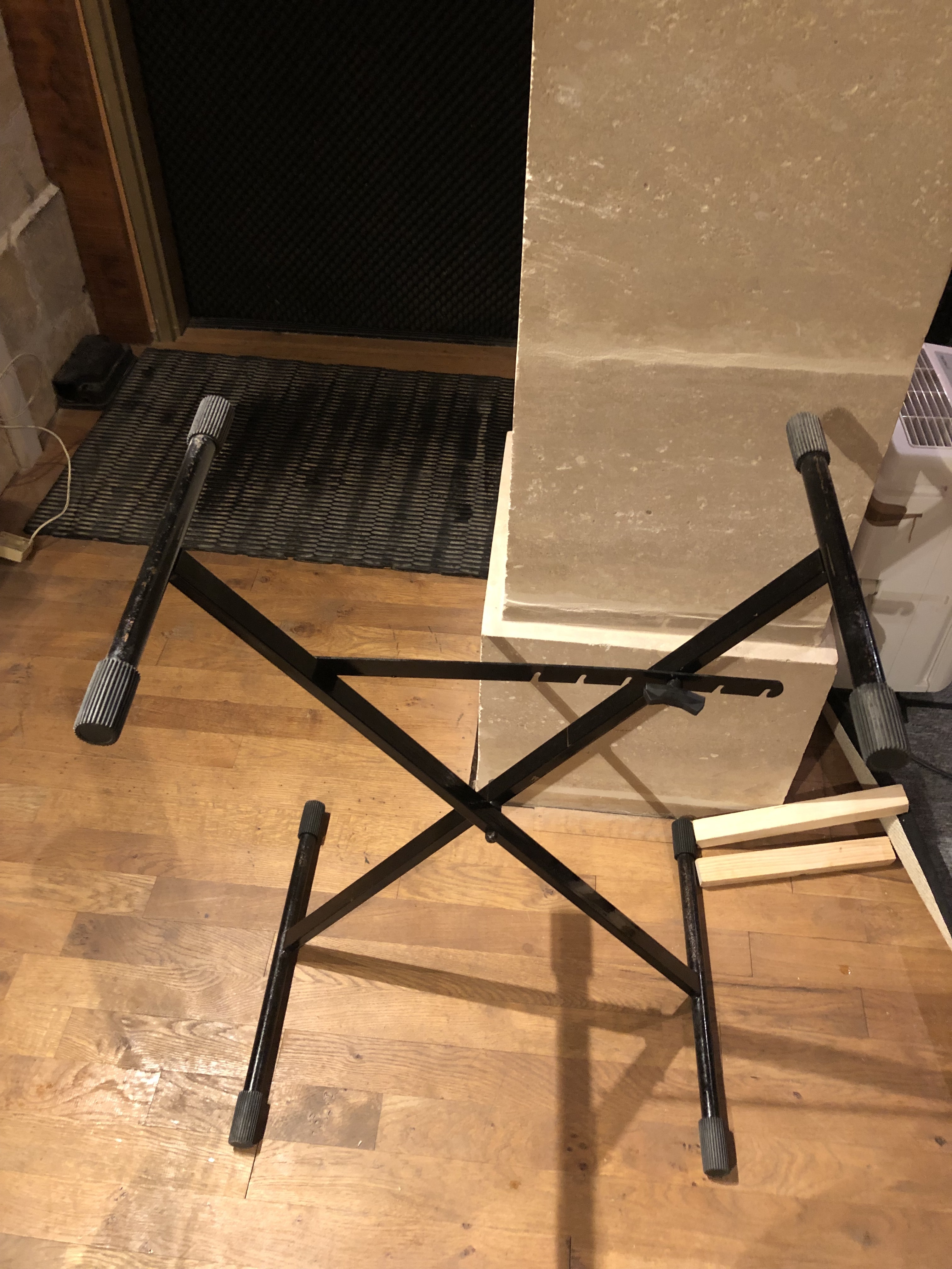 Deux stands claviers 