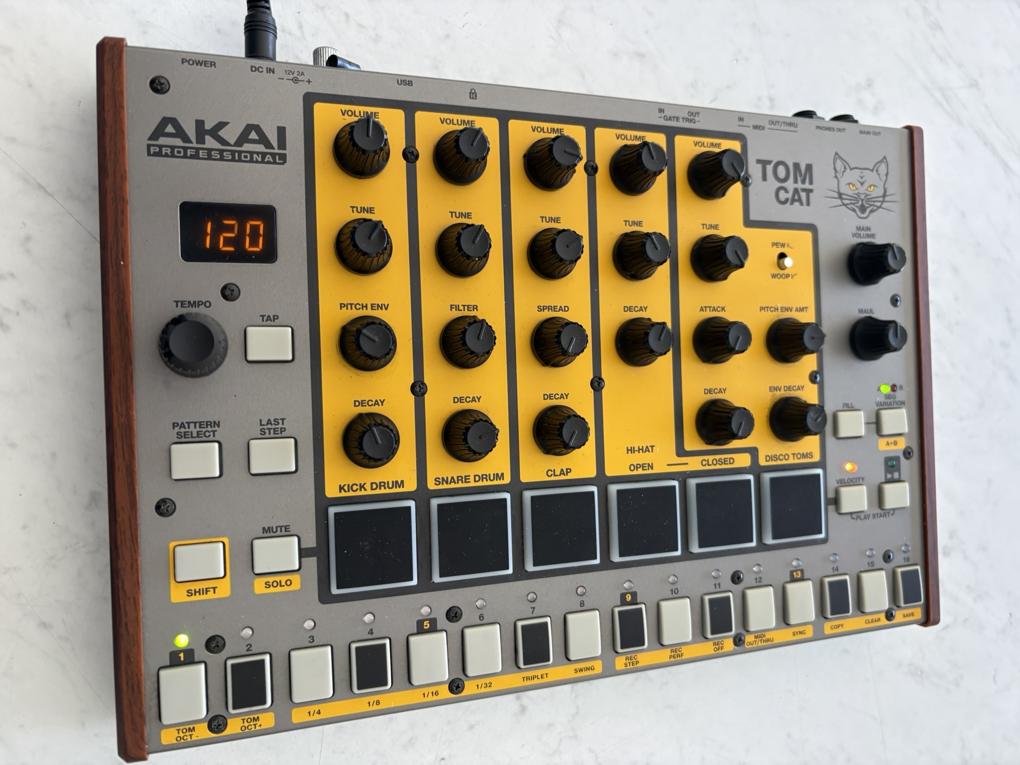 akai tom cat 