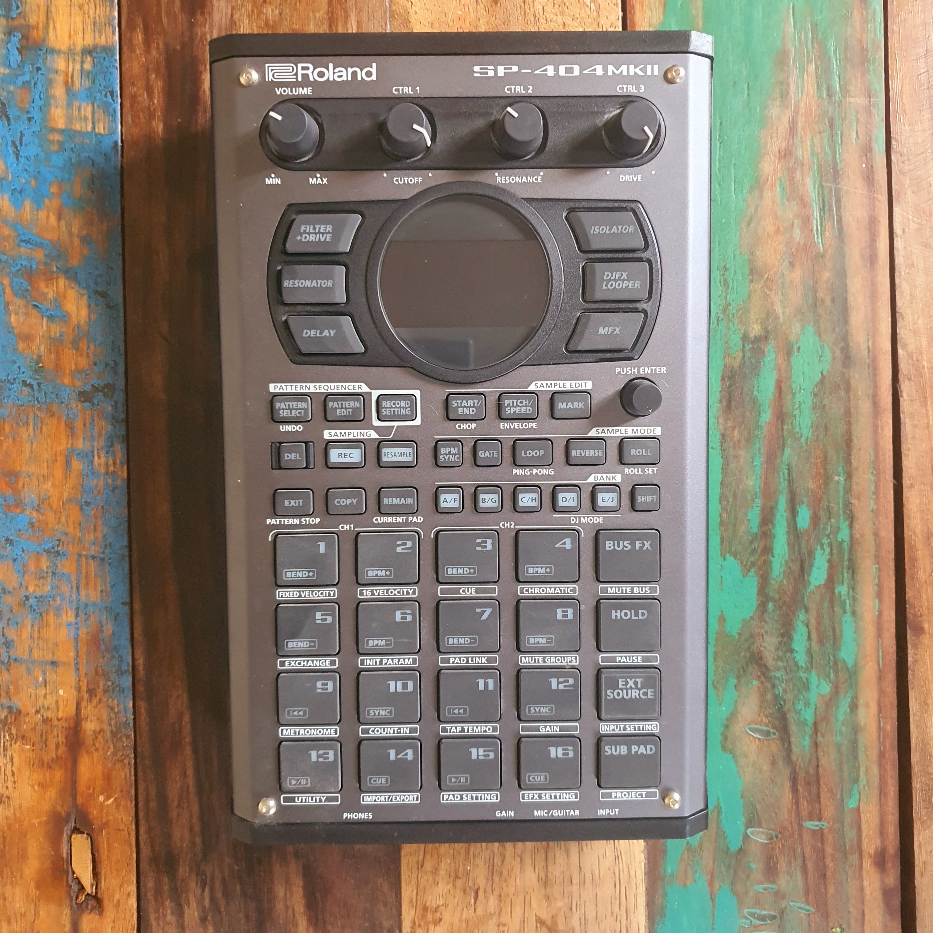 Vends sampleur Roland SP-404 MK2 état neuf avec decksaver et case
