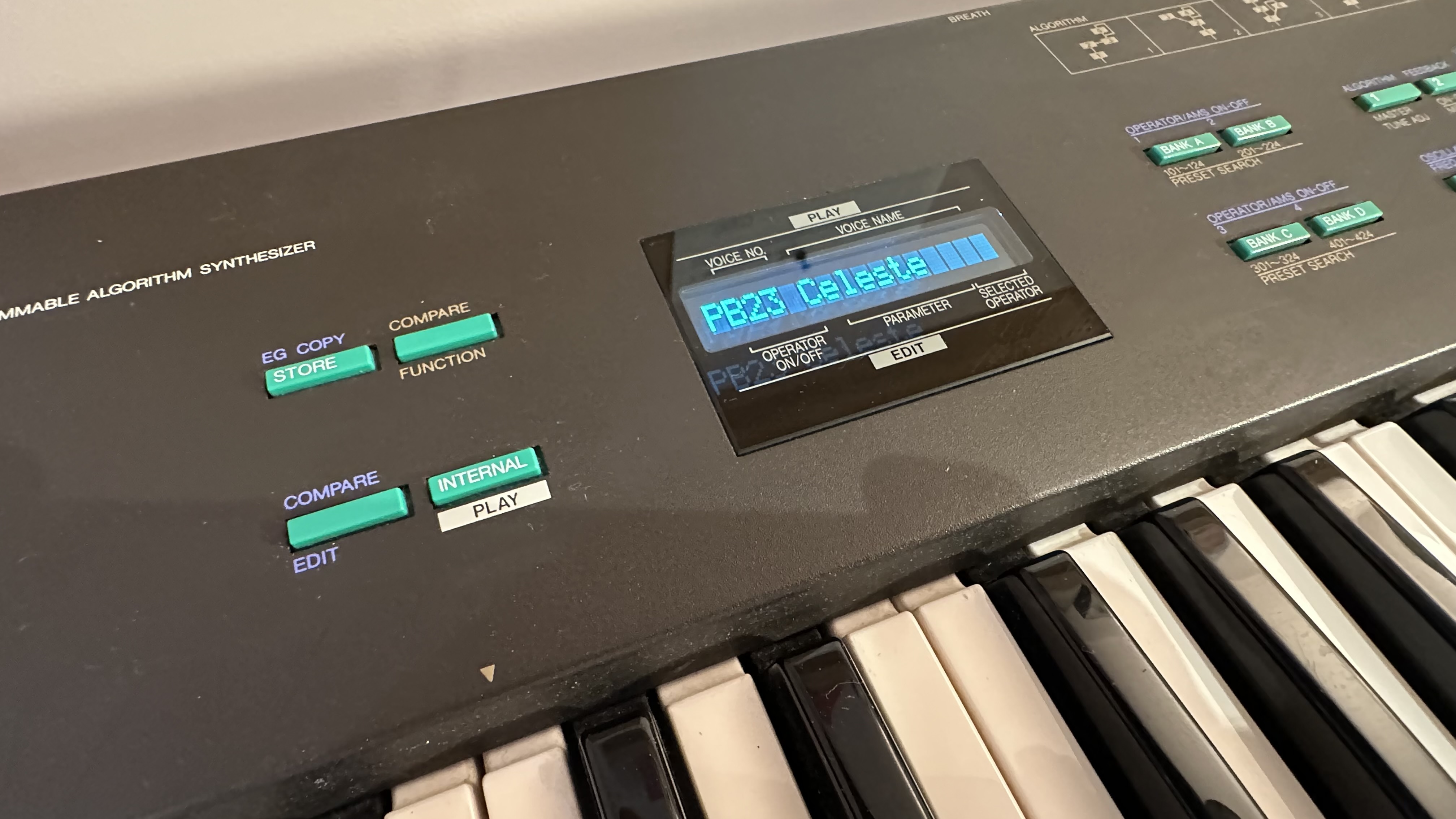 Vends DX27 Yamaha très bon état en boîte avec écran OLED