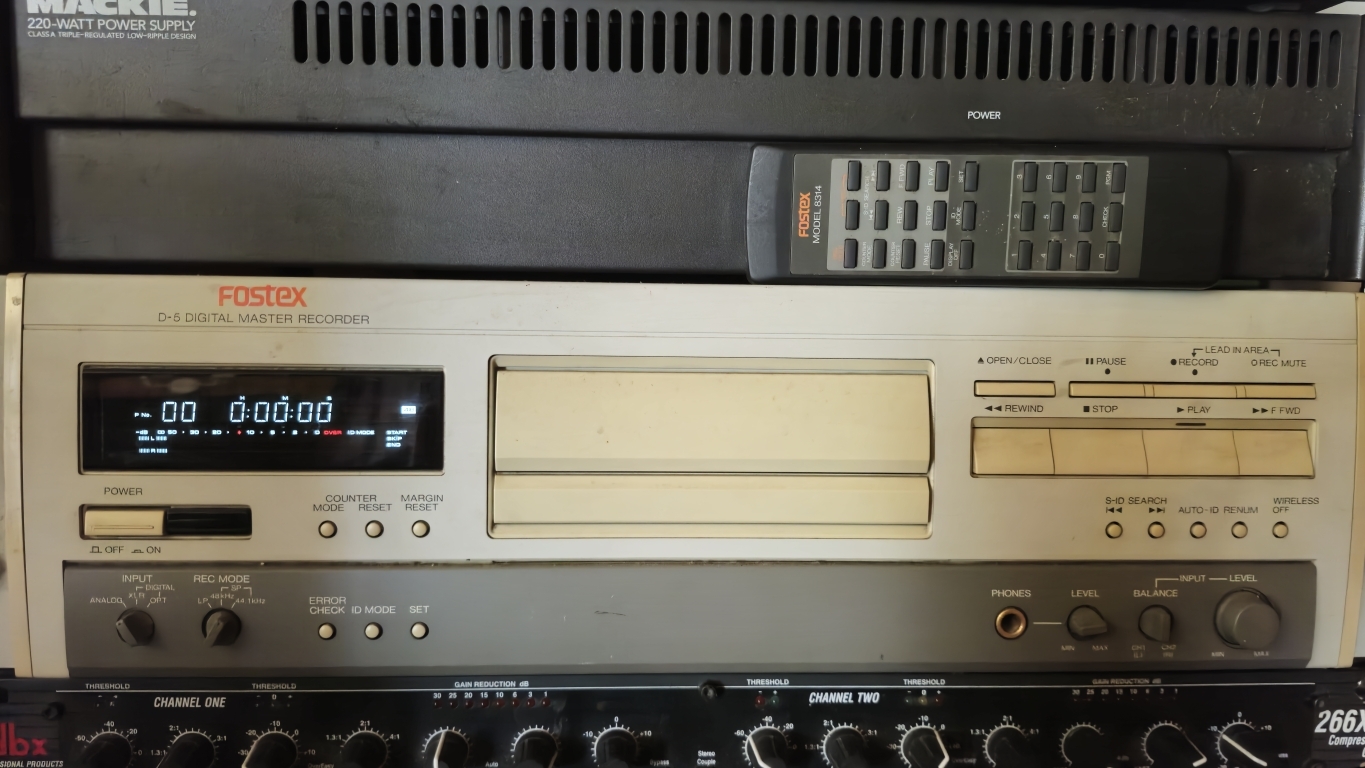 Fostex D-5 DAT Recorder – Mint Condition with Original Manual and REMOTE CONTROL