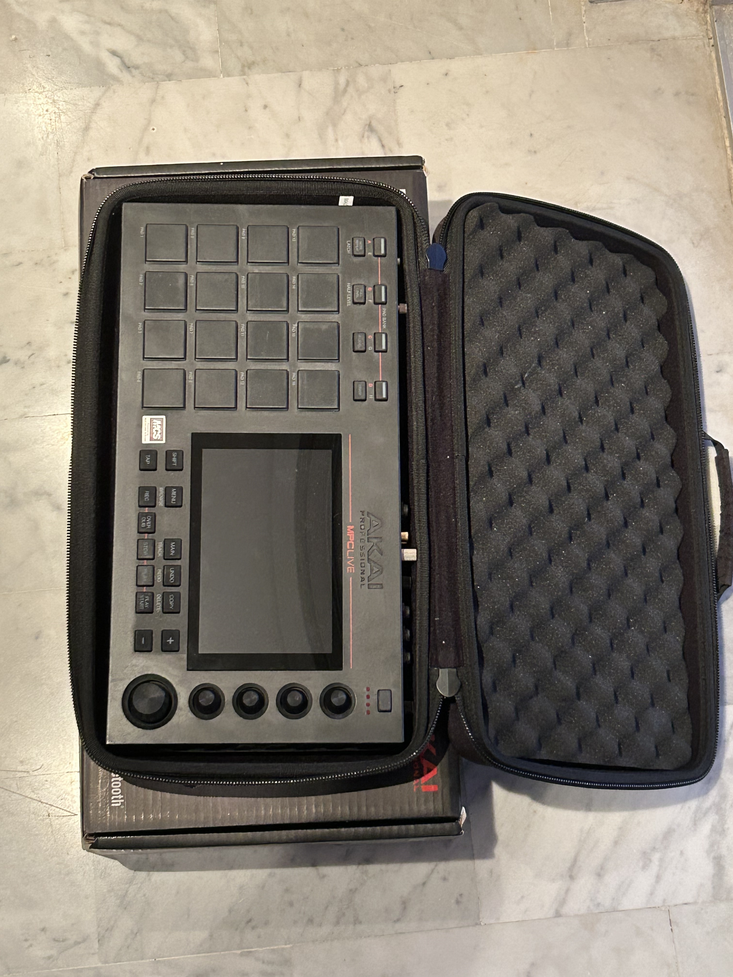 MPC Live 1 avec SSD 128 Go, Magma Case