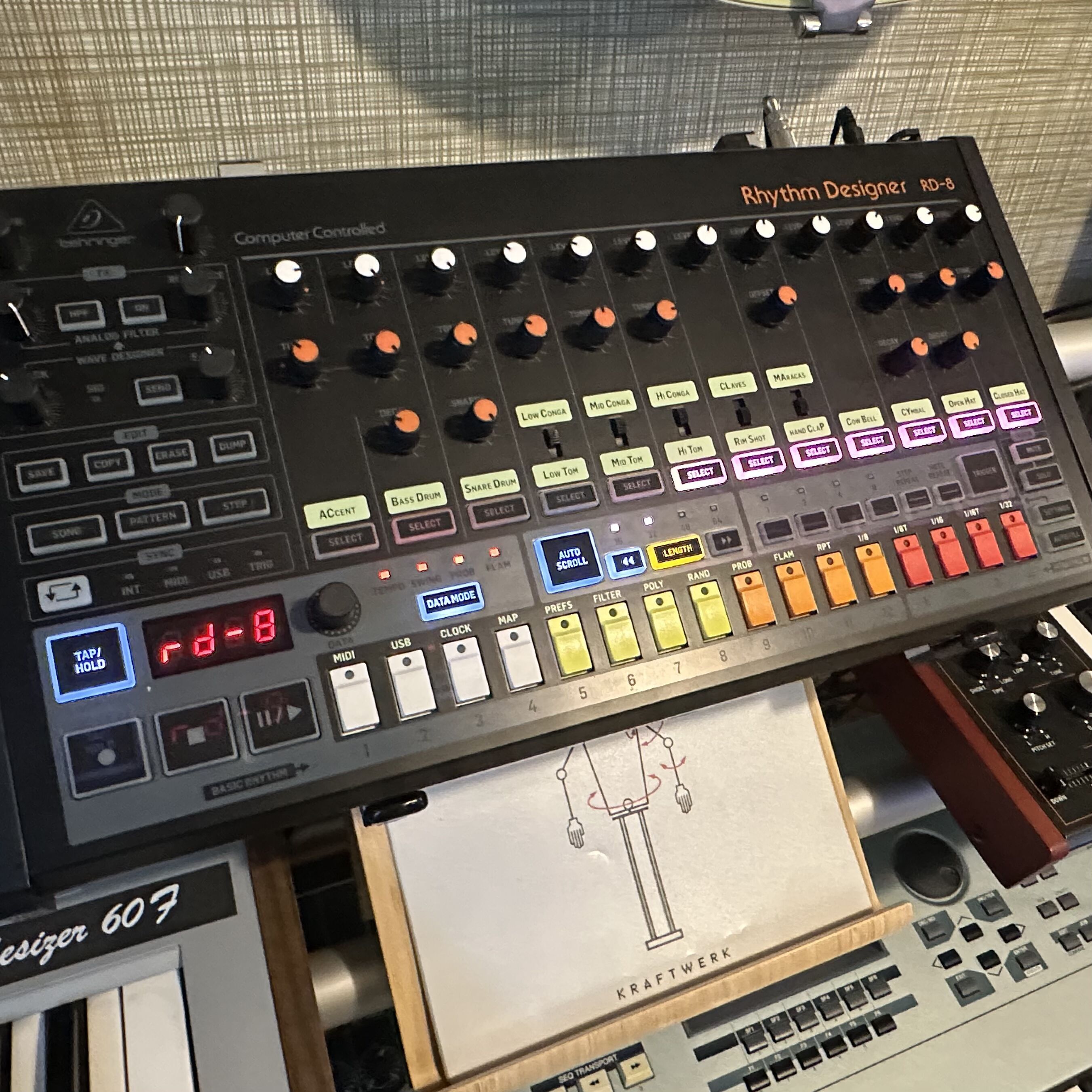 Vends Behringer RD-8 MK1 état neuf avec boite et alim.