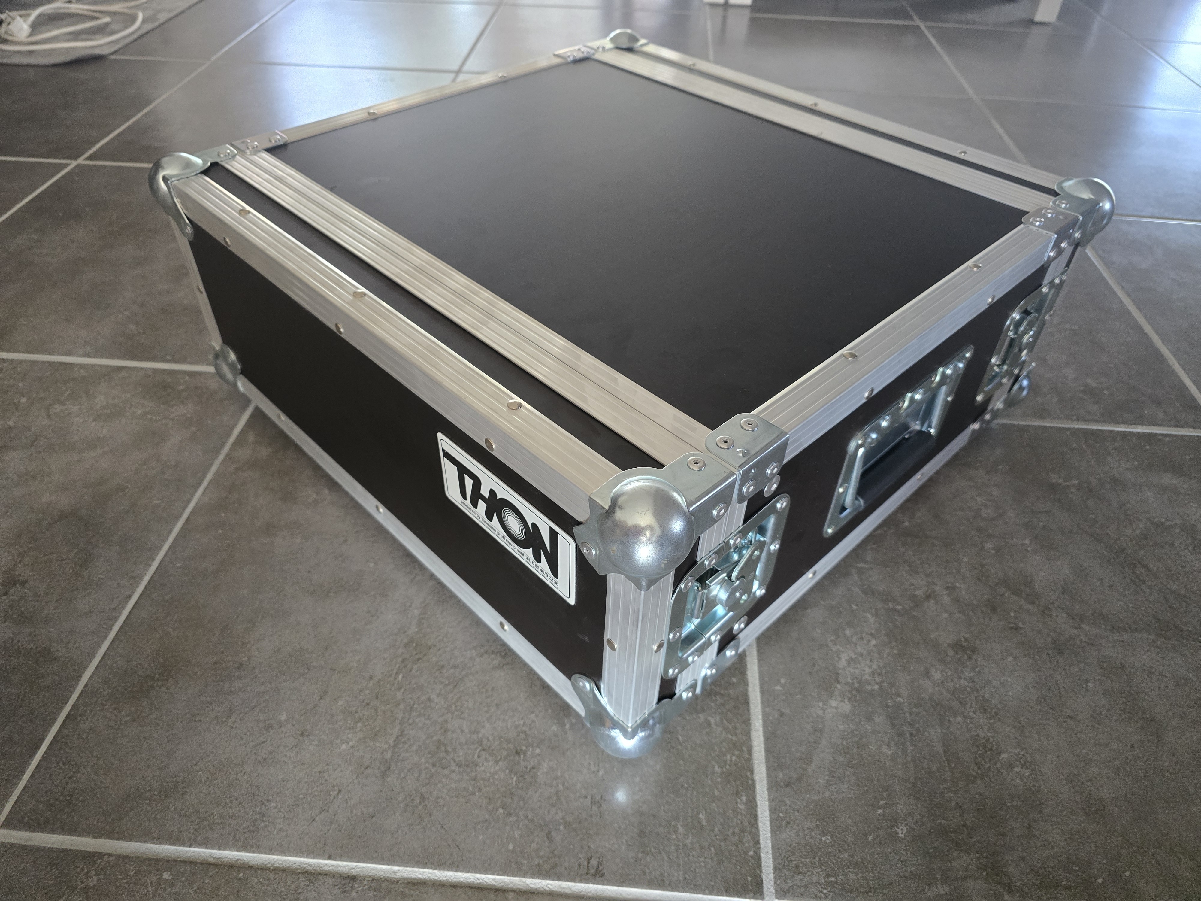 Vends flightcase Thon rack 4U