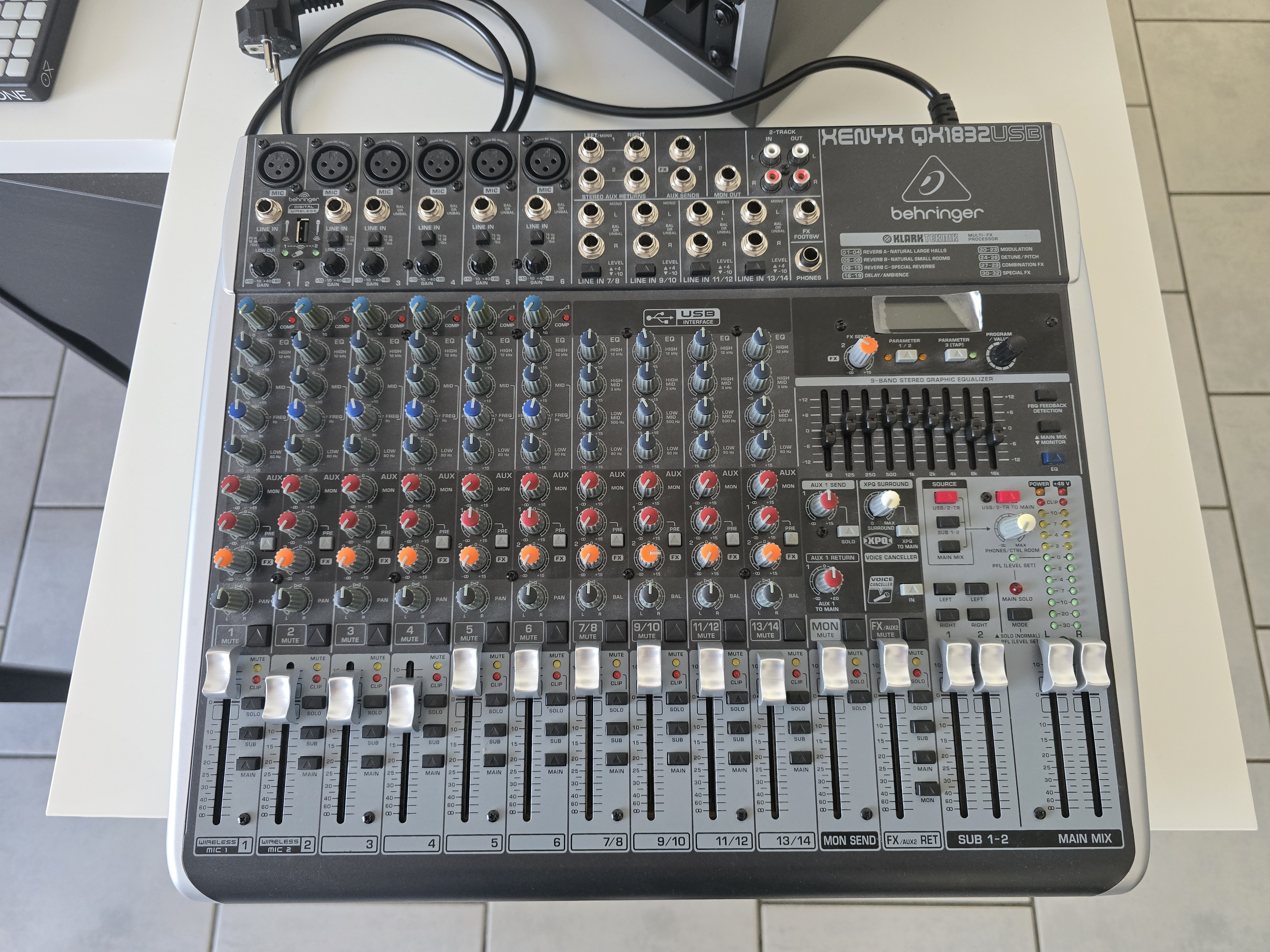 Vends table de mixage Behringer QX1832USB