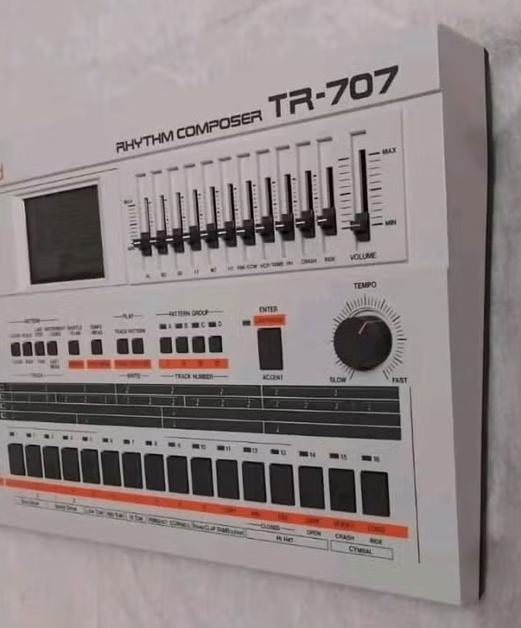 Roland TR-707 (38680)
