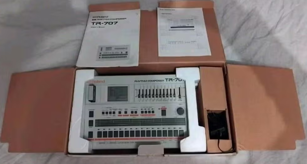 Roland TR-707 – Complète en boîte d’origine