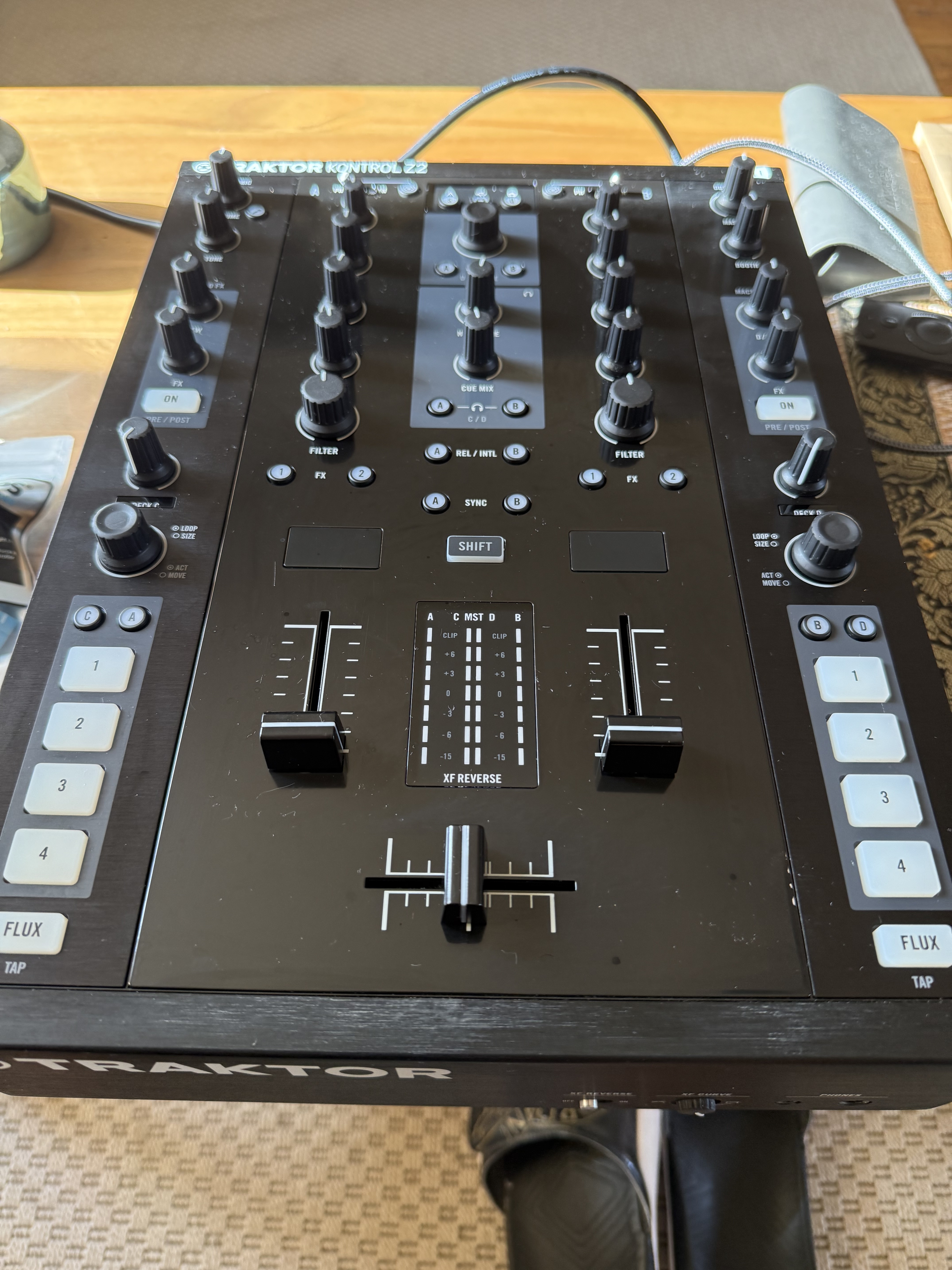 Vends table de mixage Traktor kontrol z2