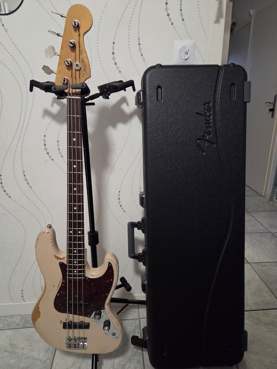 Vends Fender Jazz Bass Signature Flea RW Roadworn Shell Pink
