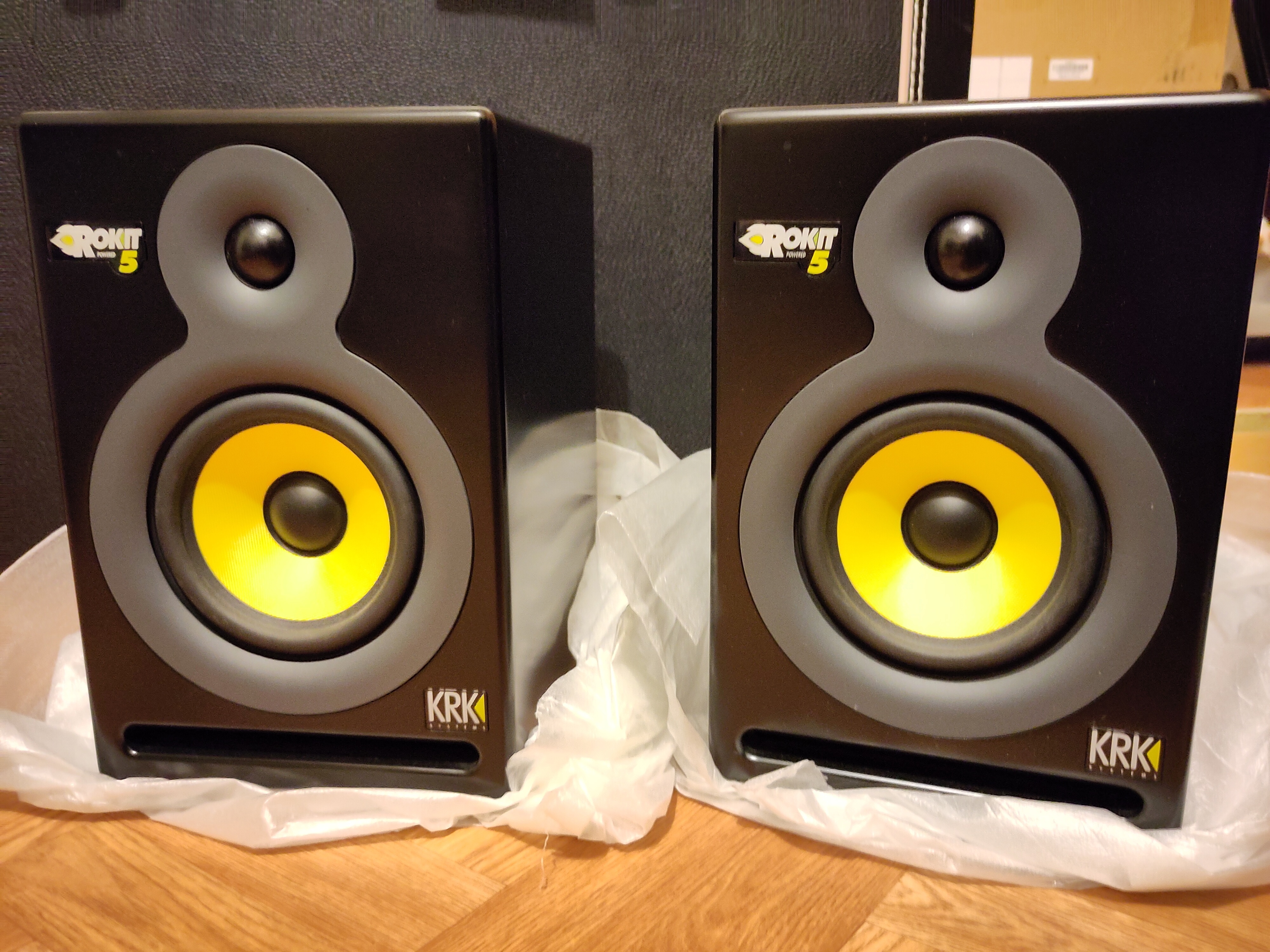 Vends une paire enceintes monitoring KRK RP5