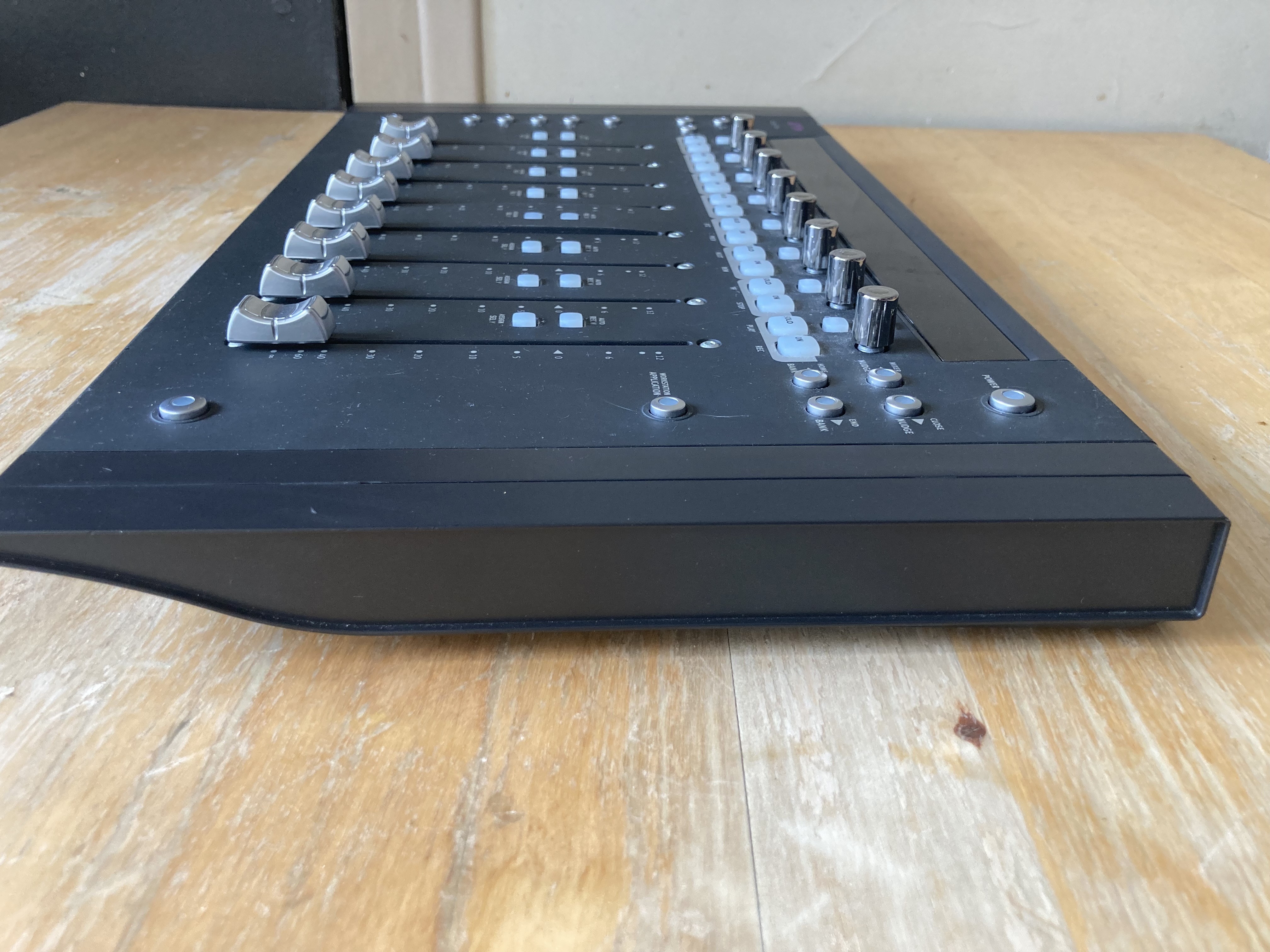 Avid Artist Mix v2 (15724)