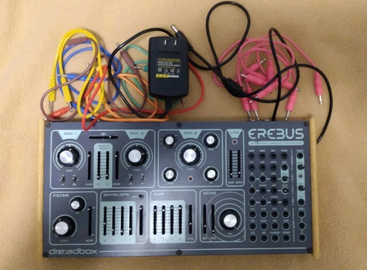 Synthétiseur analogique semi-modulaire Dreadbox Erebus V3 avec câbles de patch