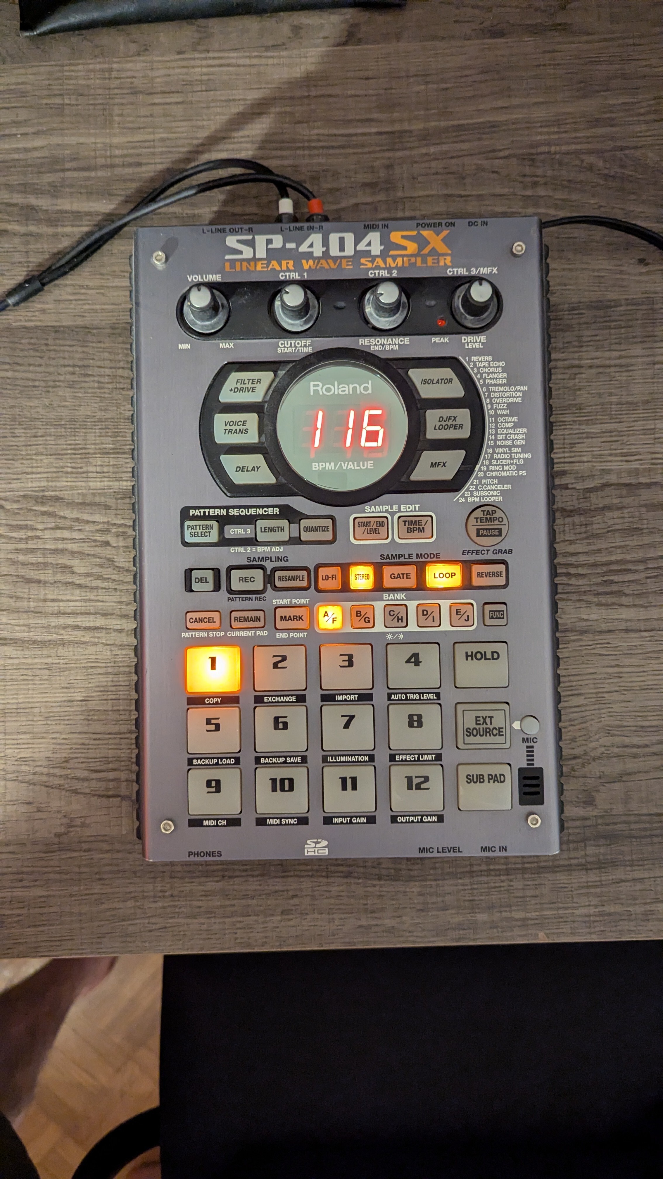 Roland SP-404SX — Sampler complet (Carte SD 16Go, câble audio, notice)