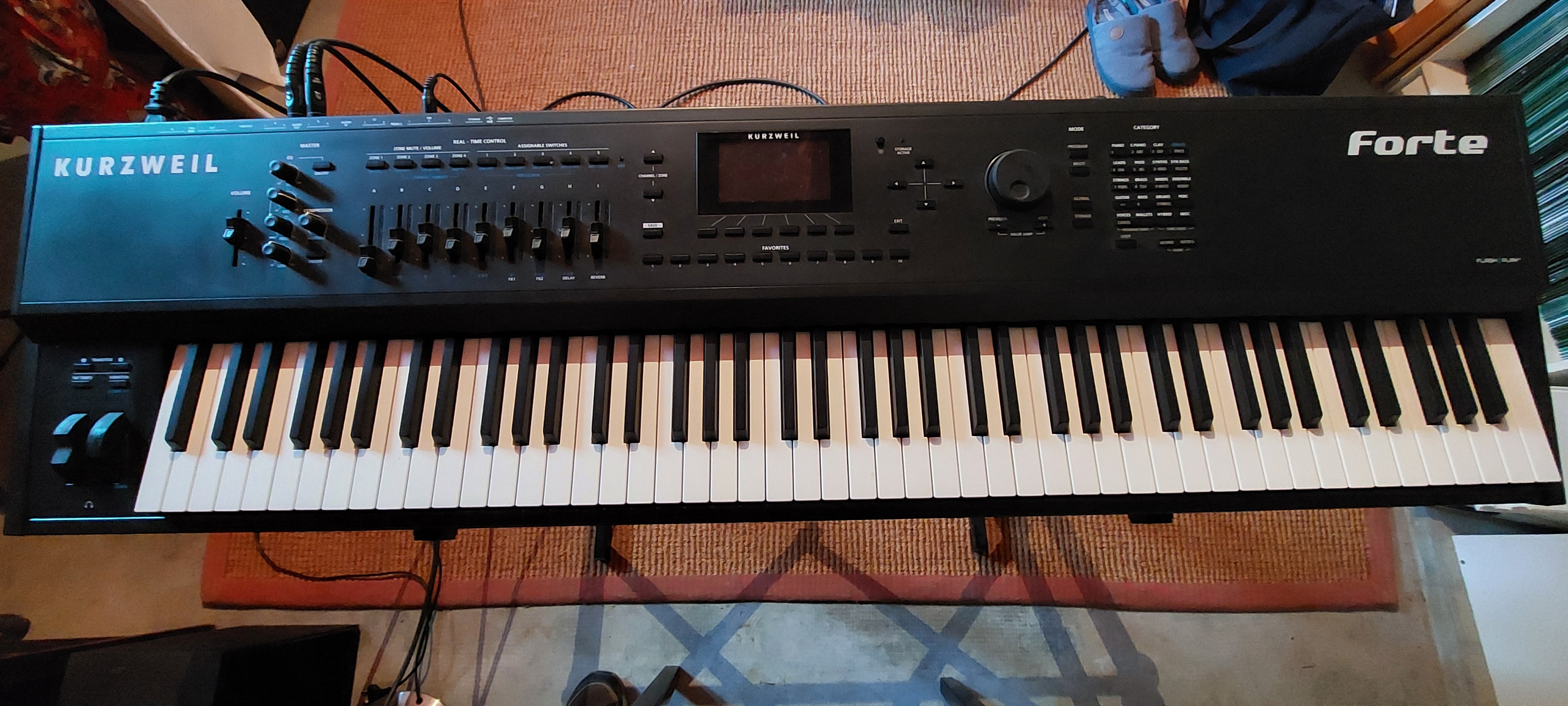 Vends clavier KURZWEIL FORTE avec accessoire plus housse de transport