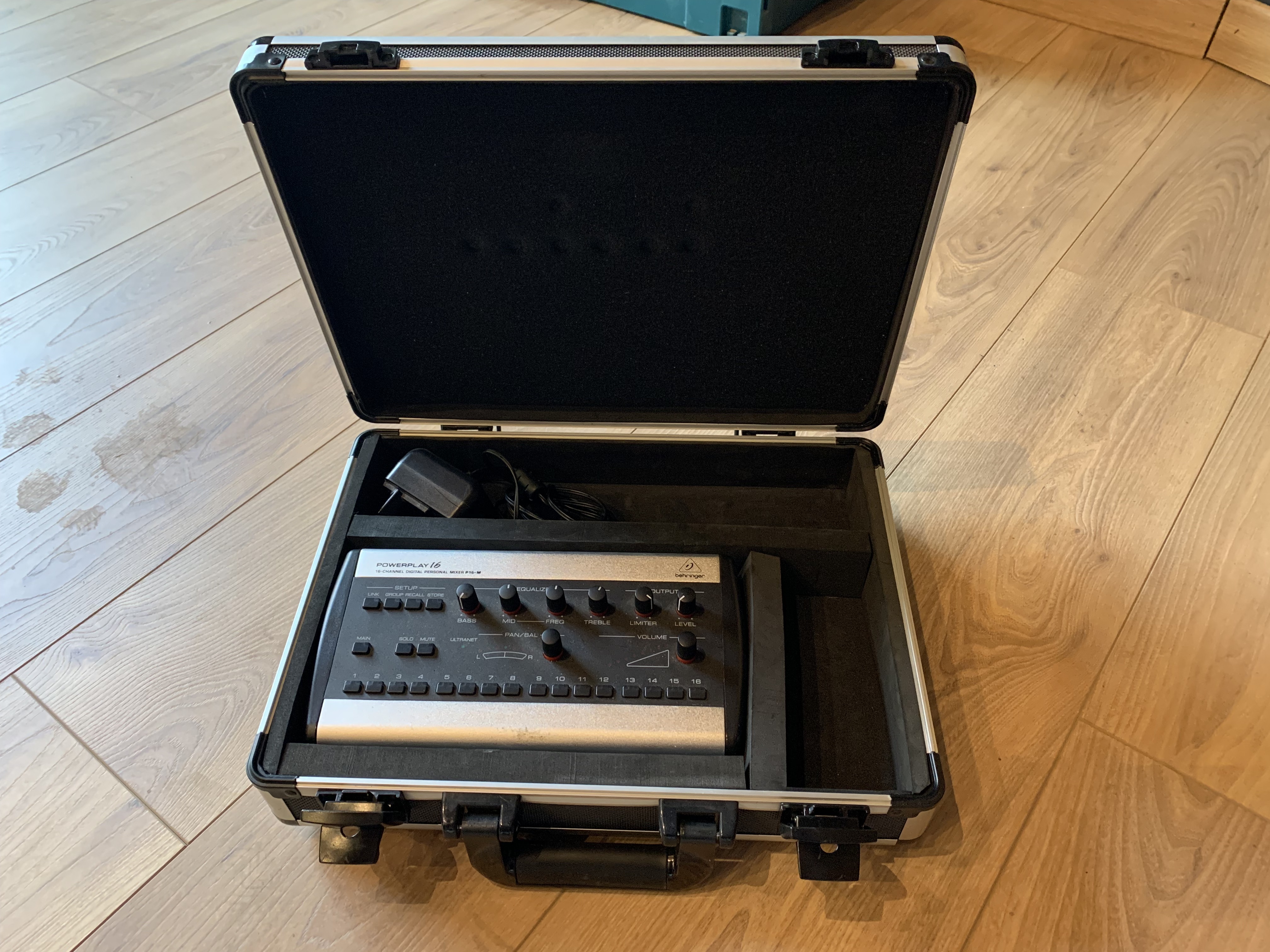 Vends Behringer P16-M + case