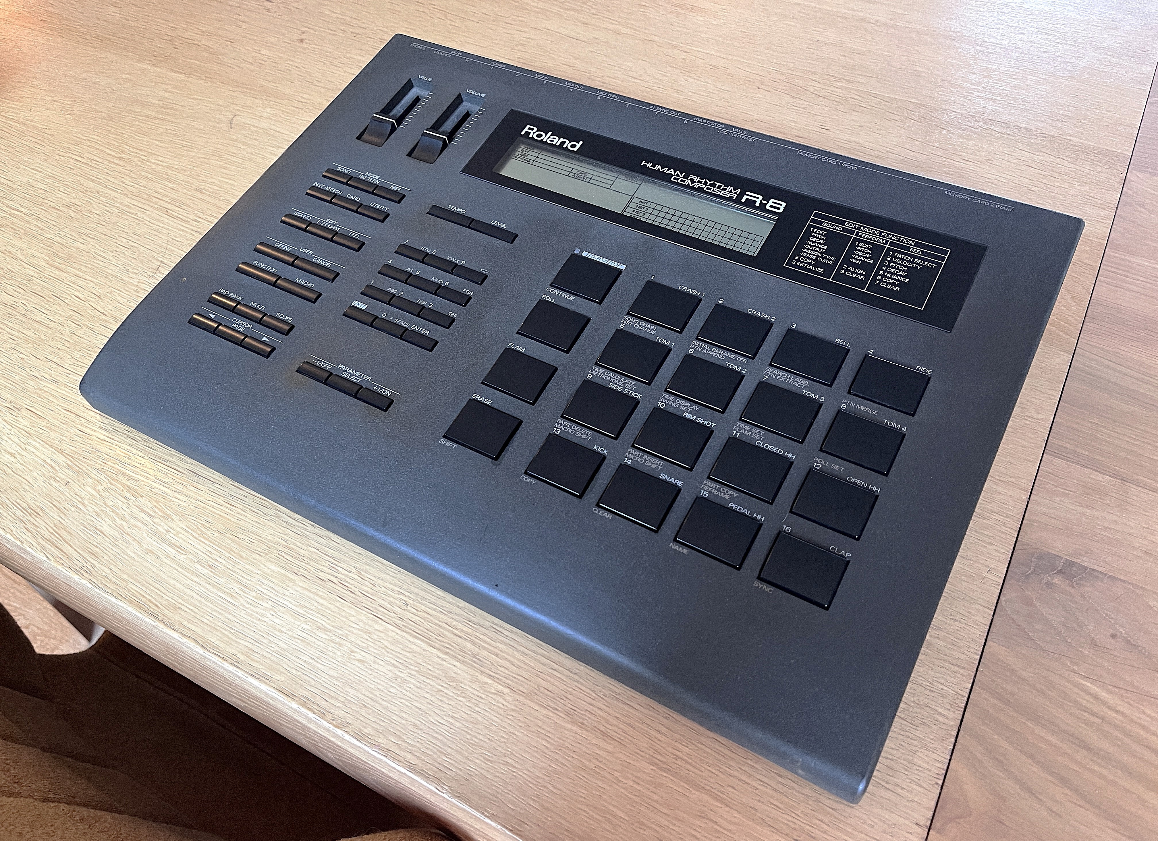 Roland R-8 (24586)
