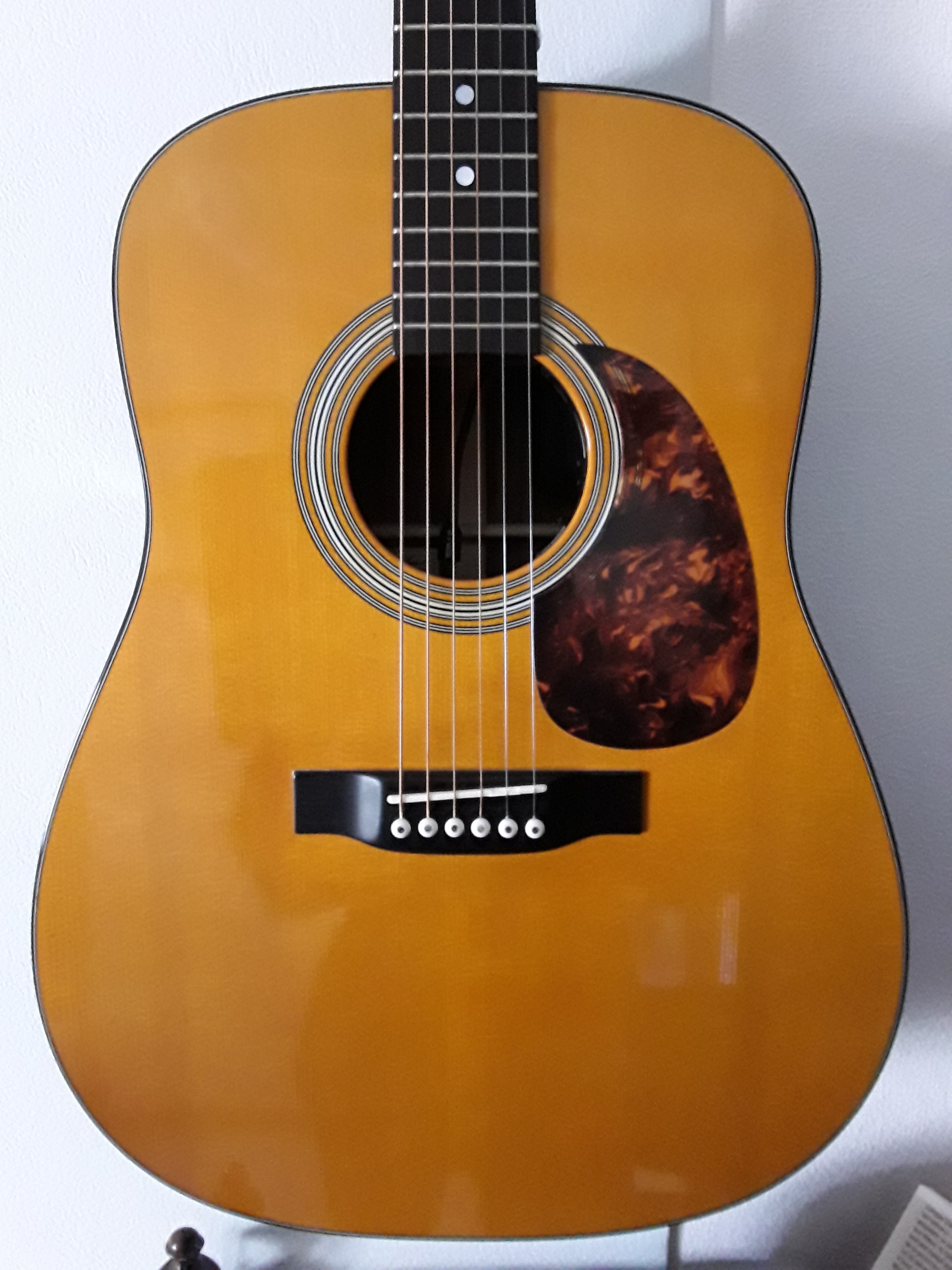 Vends guitare Dreadnaught modèle D28 du luthier tchèque Karen Zacal.