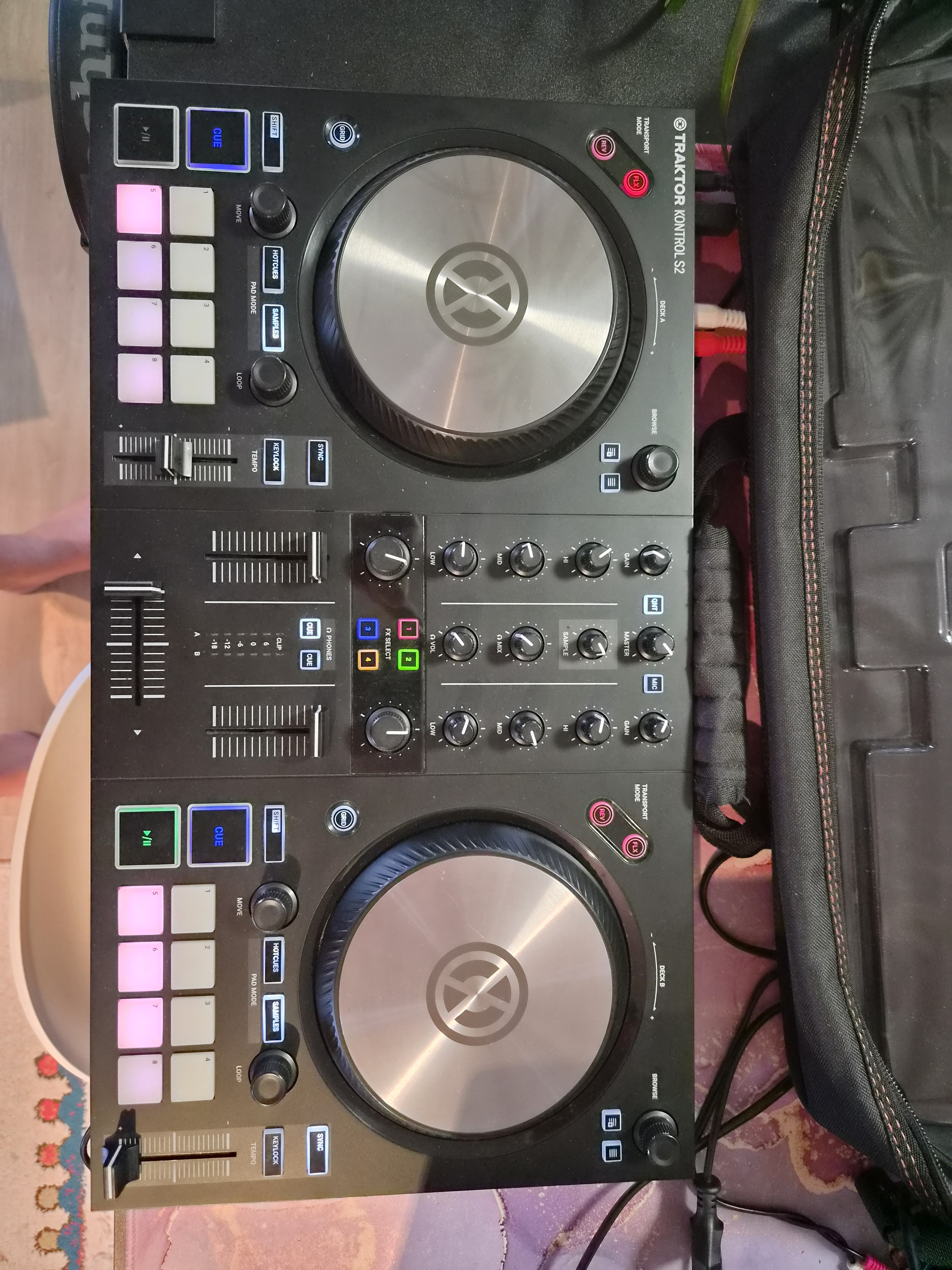 Traktor Kontrol S2 MK3 + flycase, sac, Decksaver et licence Traktor Pro 4 si besoin.