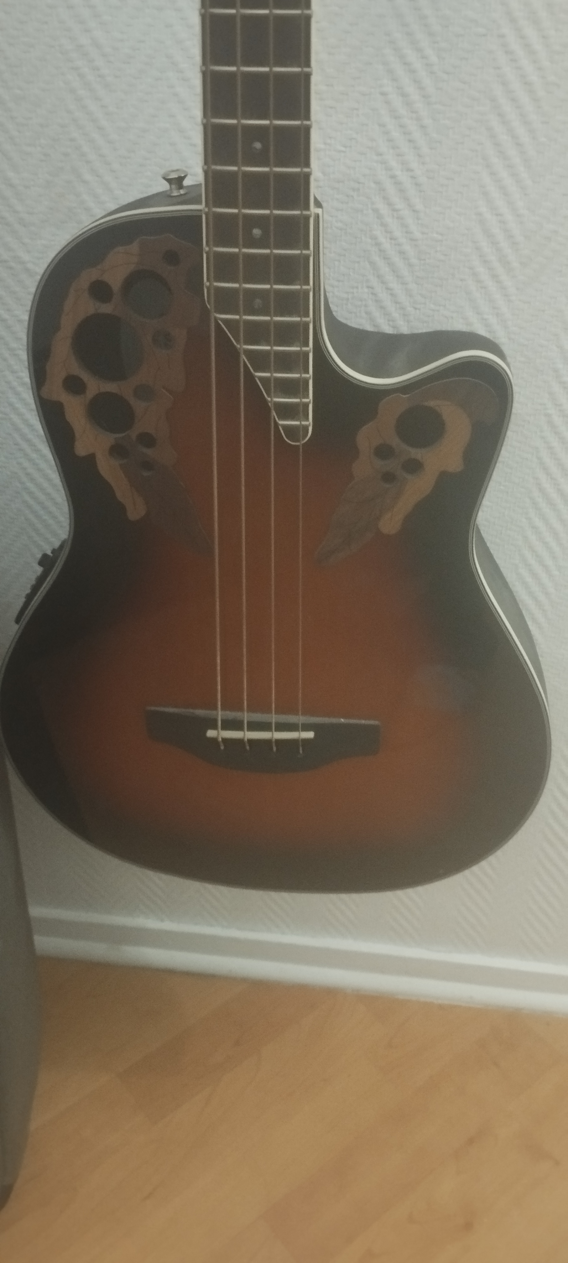 Ovation Celebrity Elite CEB44 Mid Cutaway 4-string (64240)