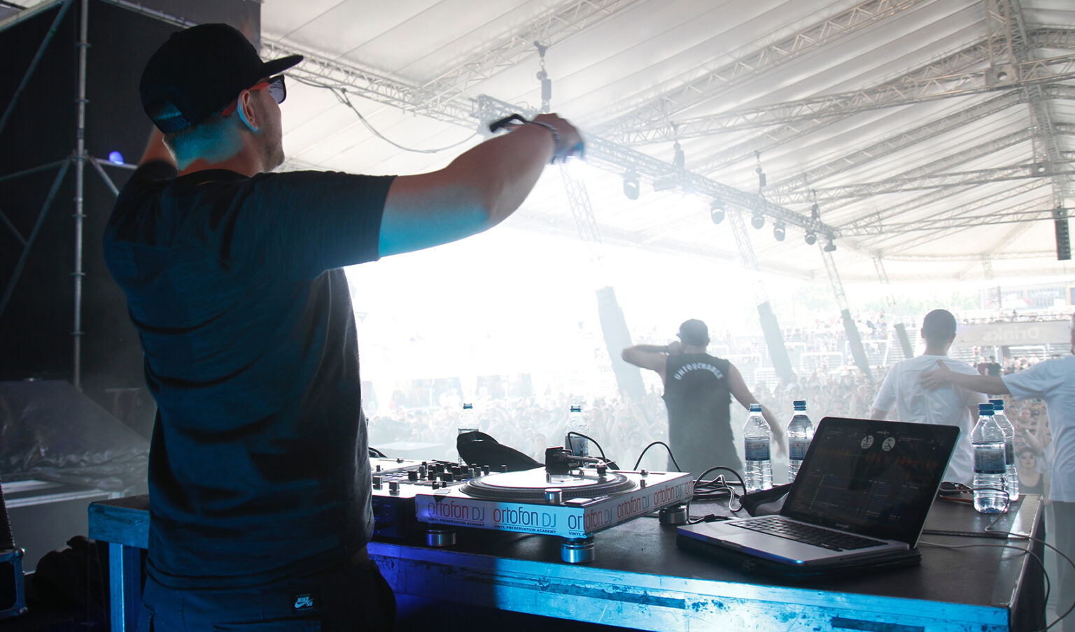 DJ1