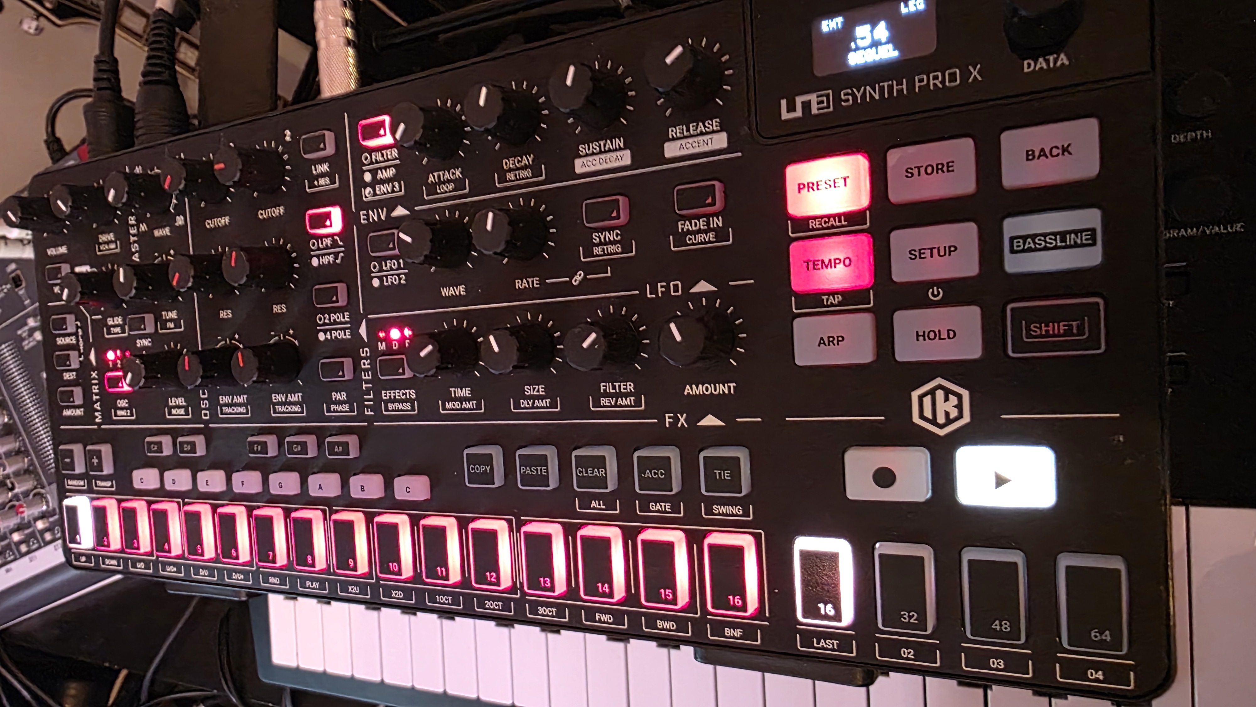 IK Multimedia UNO Synth Pro X (21526)