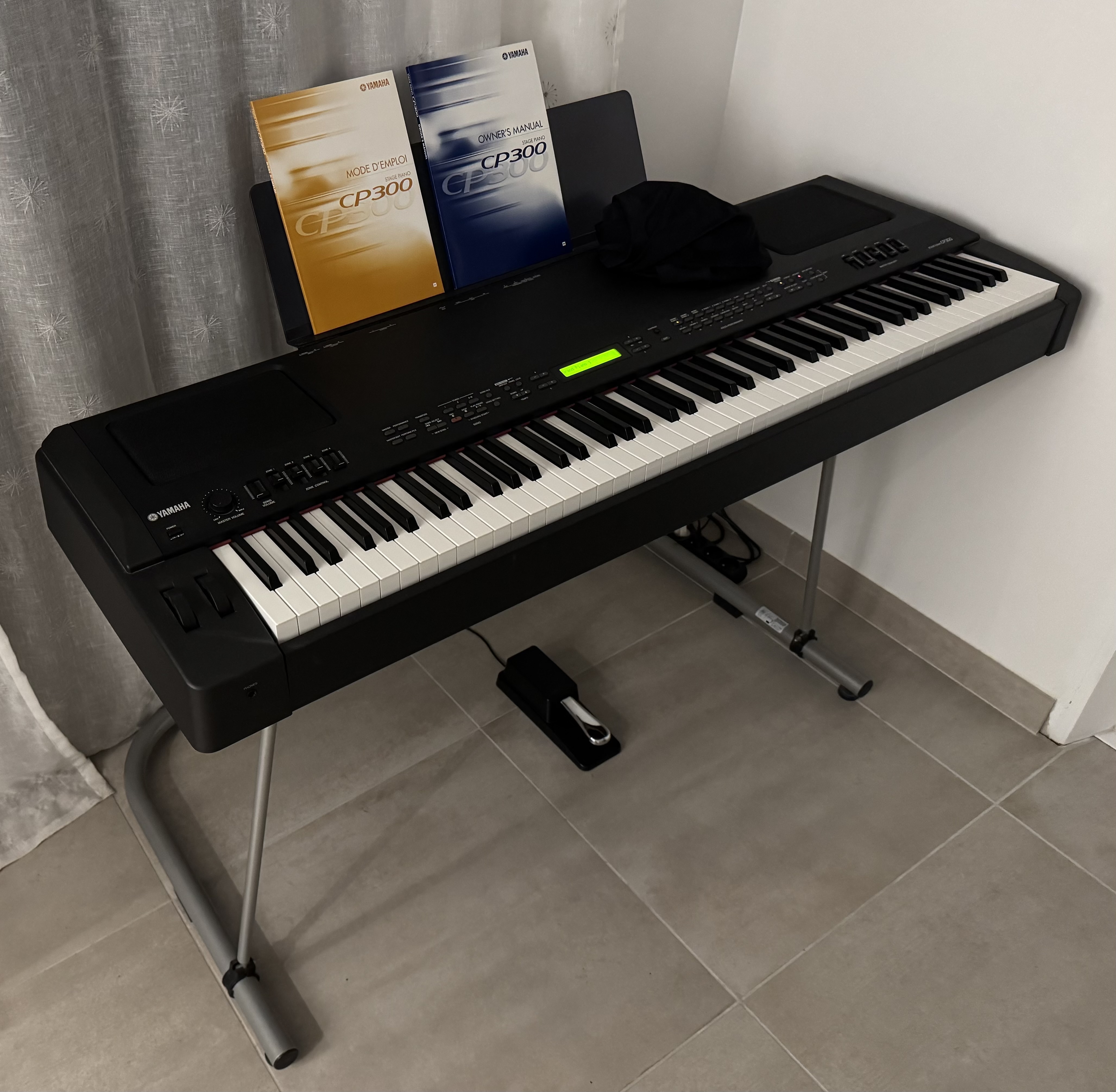 RARE - piano de scène piano ? YAMAHA CP300 - 88 notes comme NEUF avec stand Roland KS-G8B