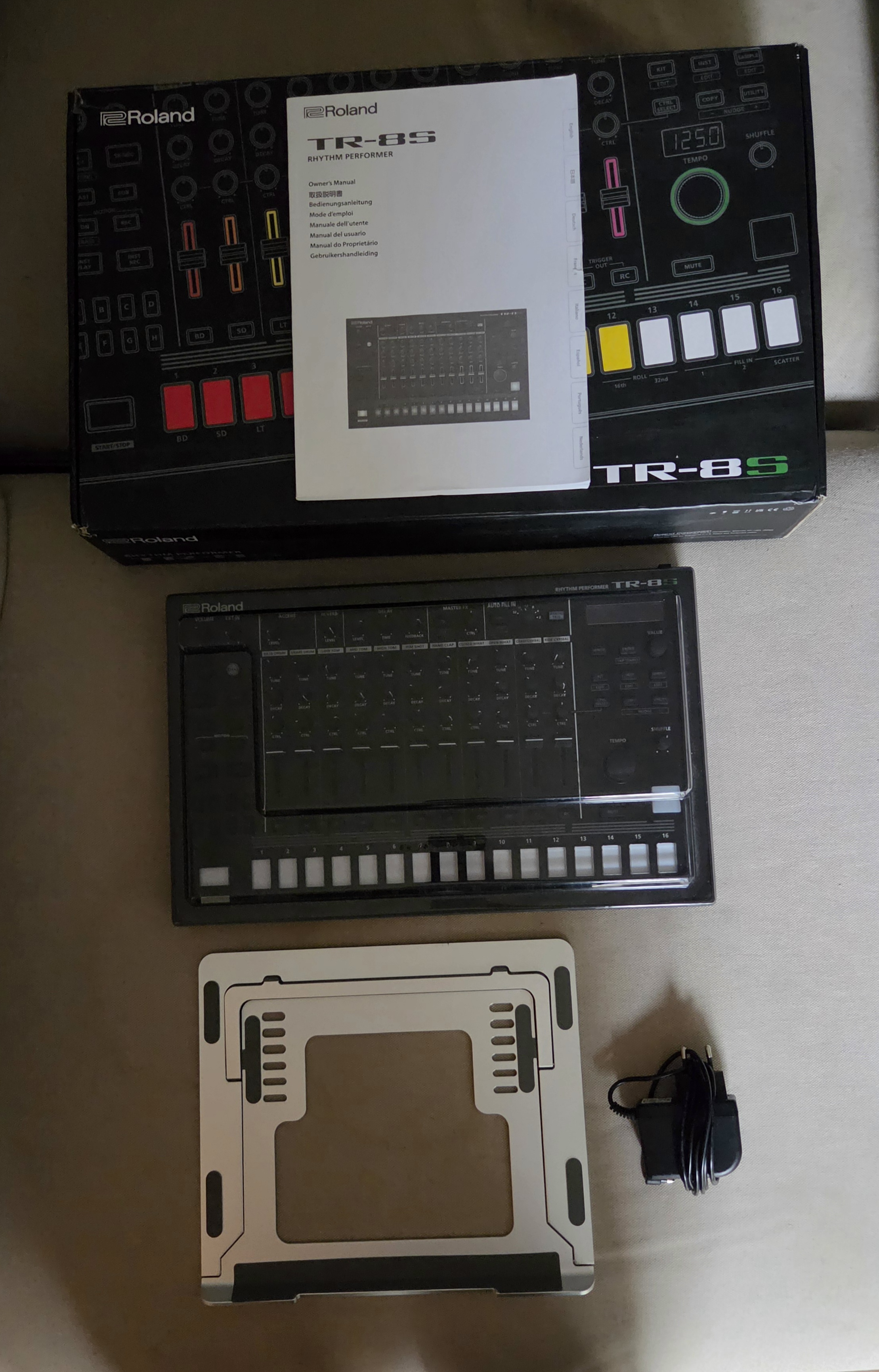 Roland TR8S avec deck saver et stand - très bon état