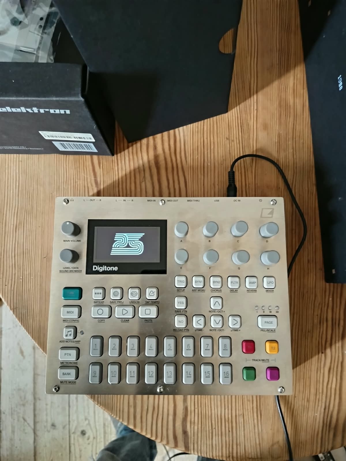 Elektron Digitone E25 Remix Edition - accesoires en état neuf