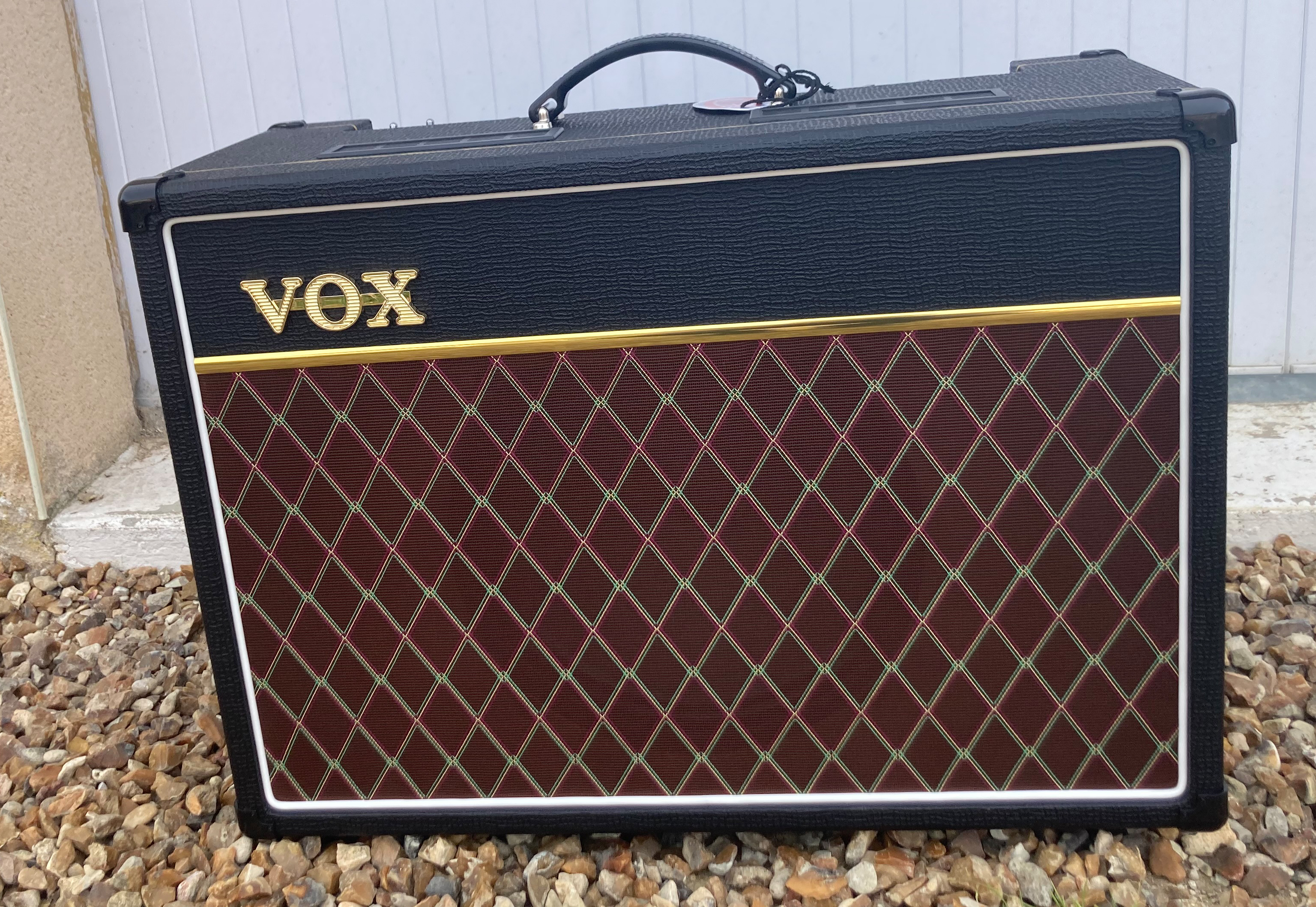 Vends Vox AC15 C1 état proche du neuf  Tout lampe  Puissance: 15 Watt  1