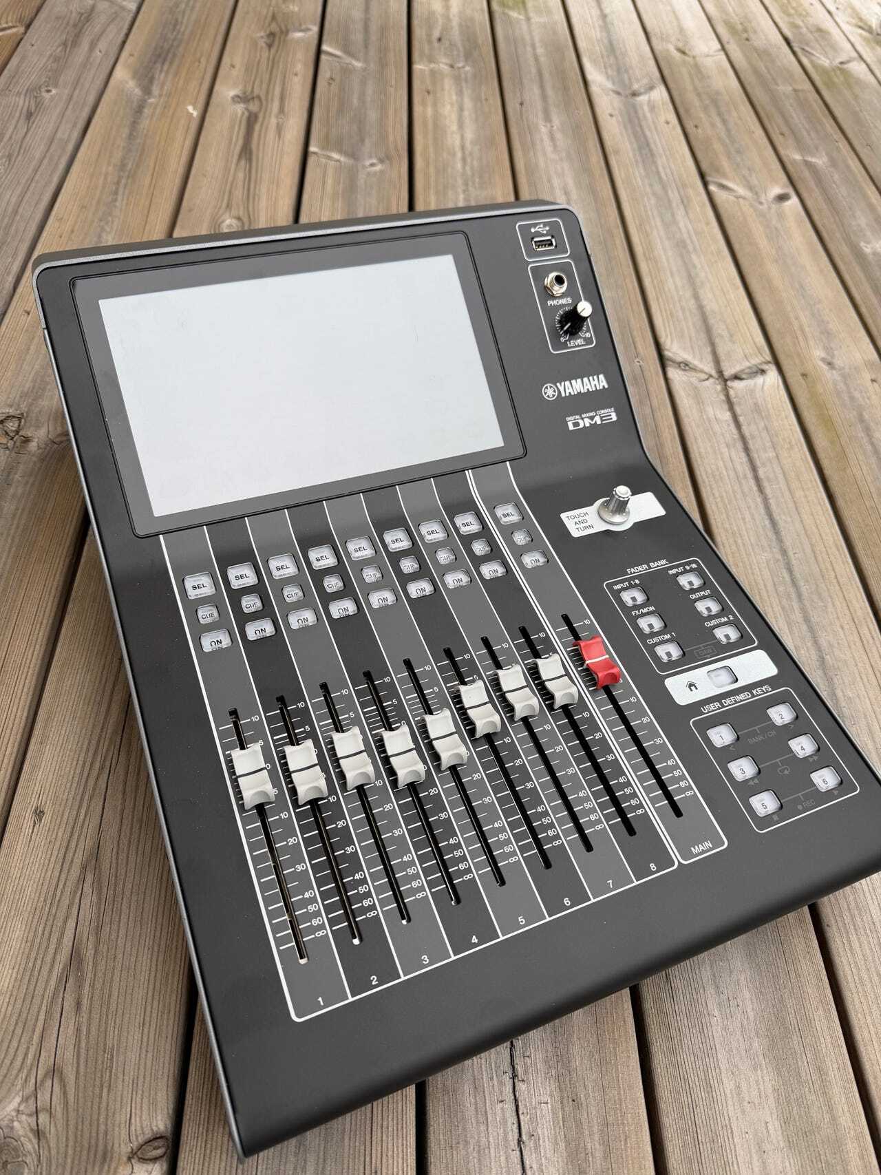 Console de Mixage Numérique Yamaha DM3 Standard + Housse et Flight Case Sur Mesure – Prête pour le Studio