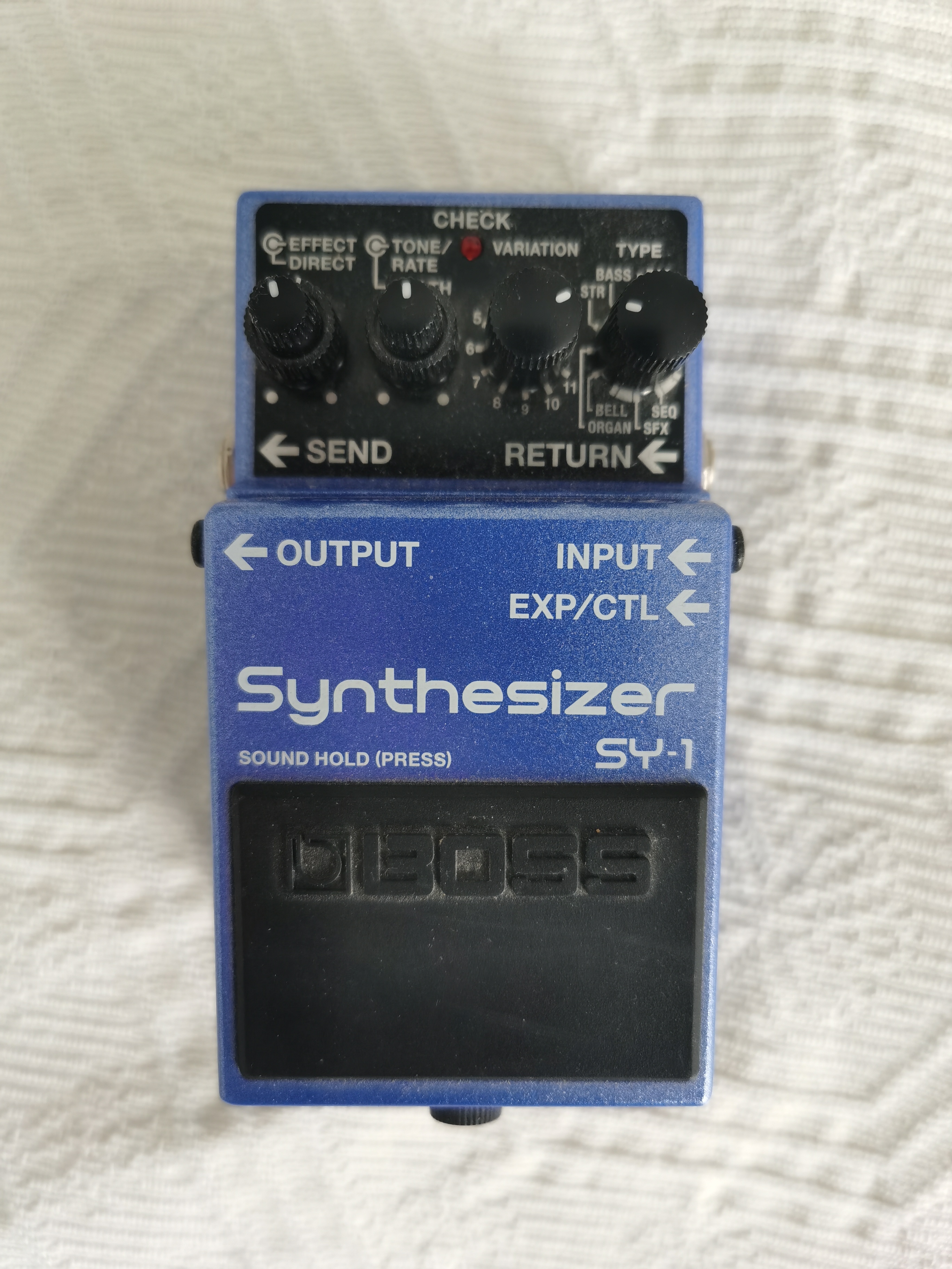 Vends pédale synthétiseur pour guitare ou basse Boss SY-1, excellent état