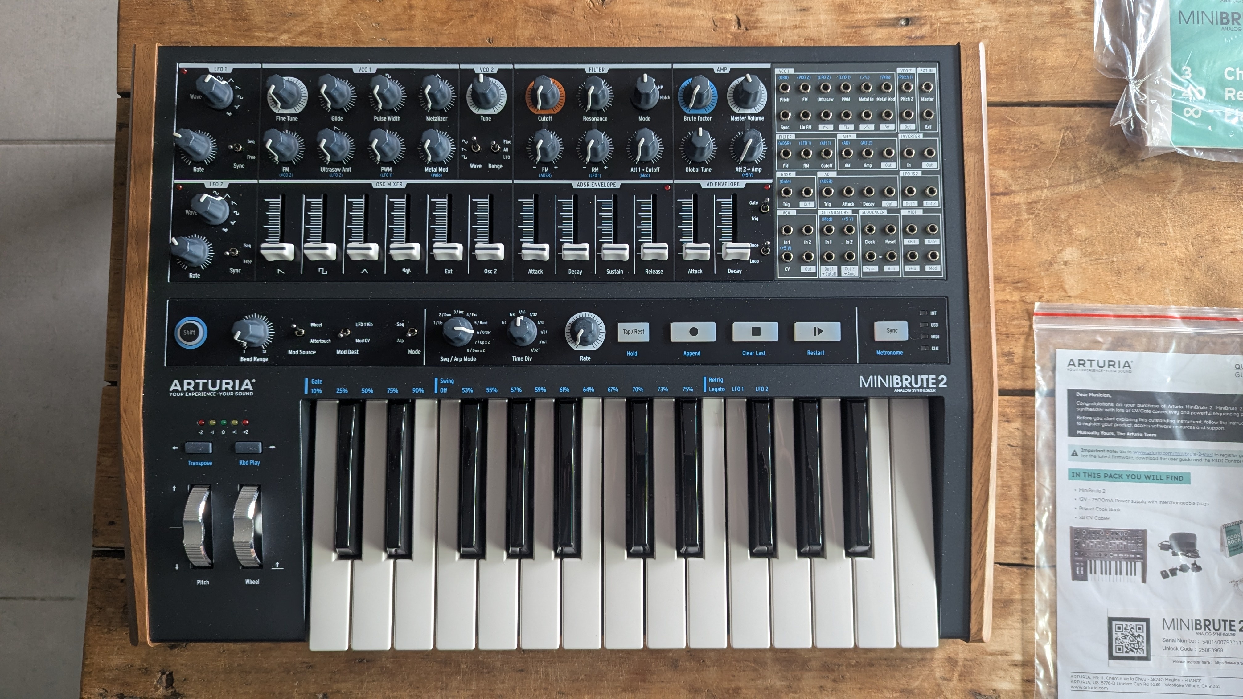 Arturia MiniBrute 2 - Synthétiseur analogique semi-modulaire (Neuf, jamais servi)