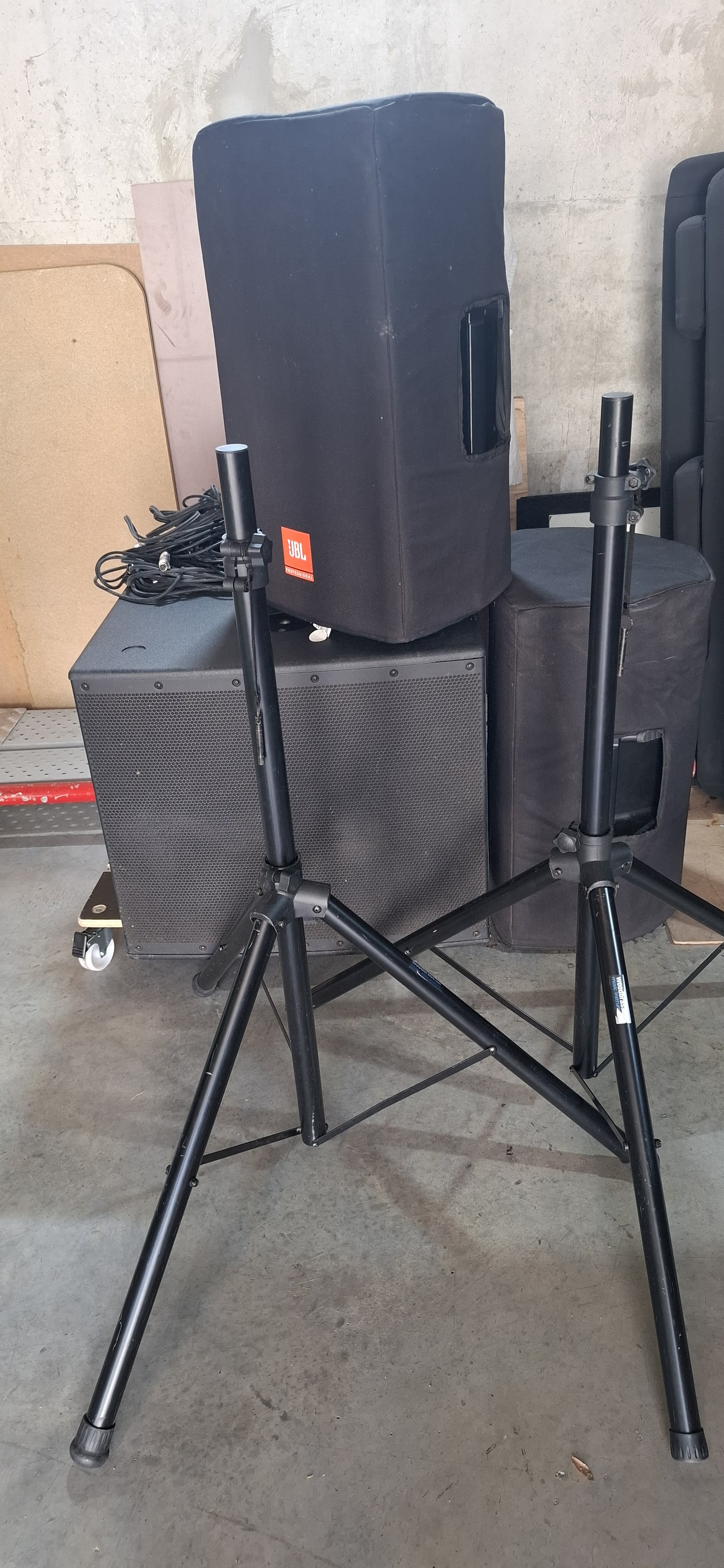 2 enceintes JBL EON 615 + caisson EON 618S + pieds + cables occasion