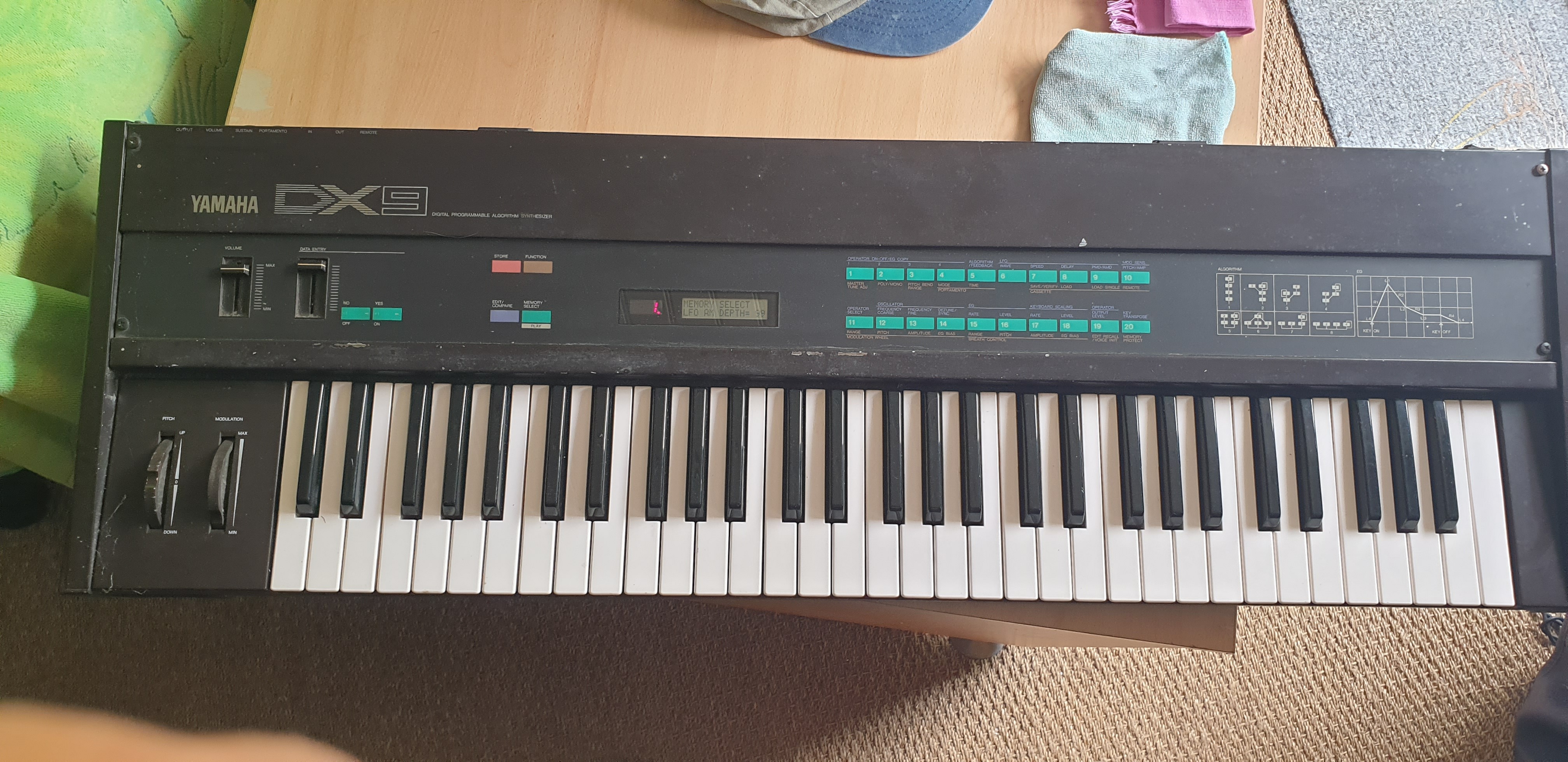 Fabricant : YamahaModèle : DX9Série : DXCatégorie : Claviers synthétiseurs numériquesAnnée de sortie : 1983Type de synthèse : F