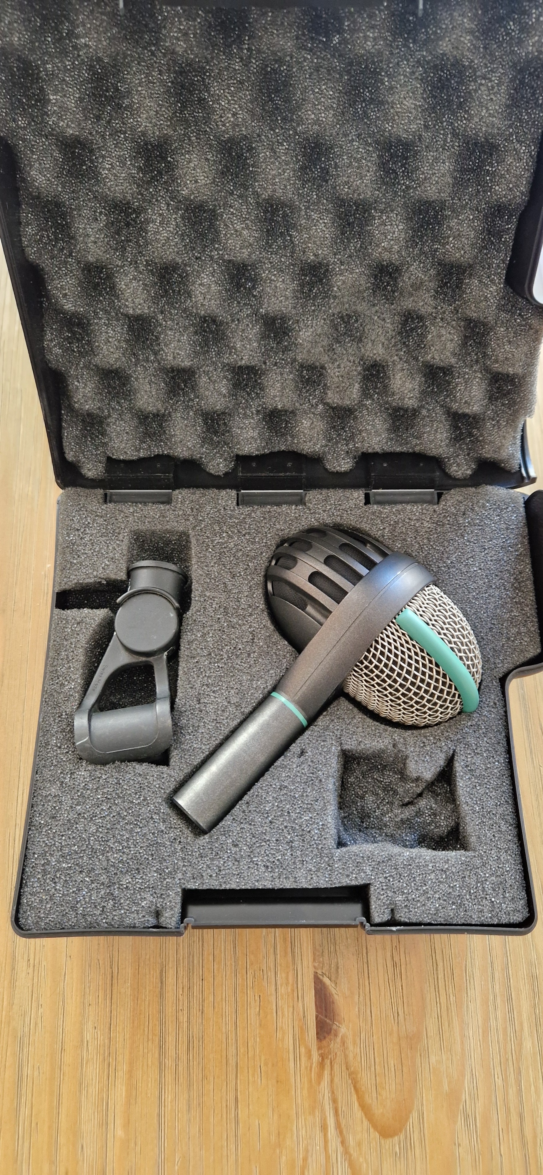 Micro AKG D112