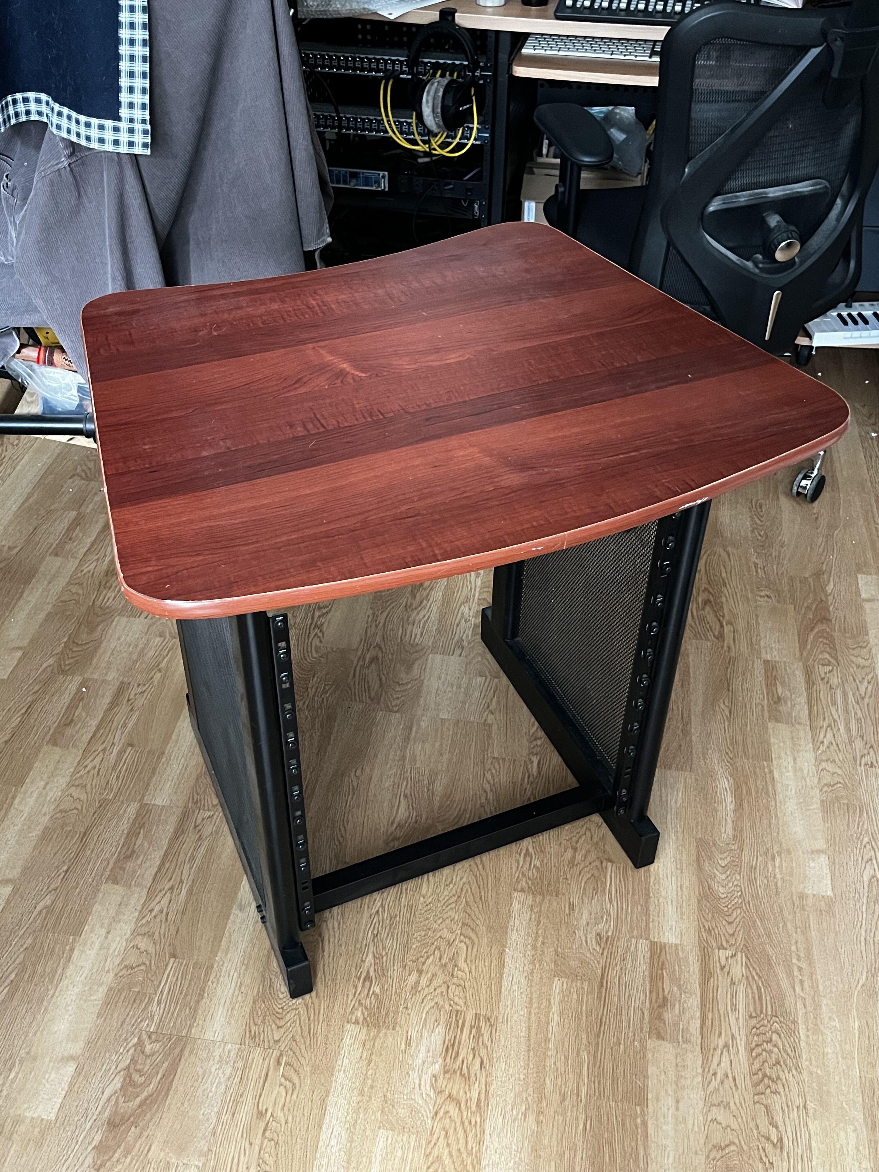 Vends étagère Rack 12U avec table en bois