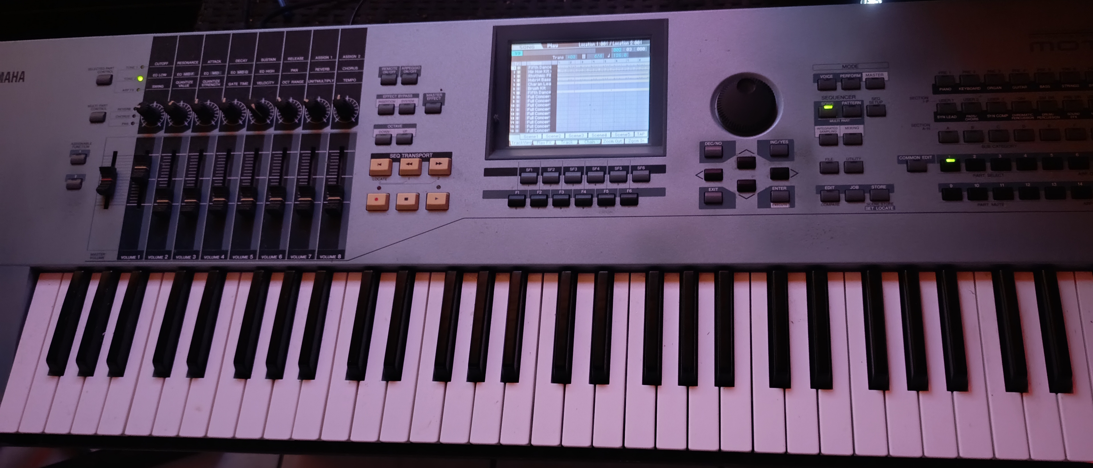 Salut a tous je vends ce xs 76 , ayant un es , modx , n en 'n ayant plus l utilité , mais belle machine ! Musicalement  
