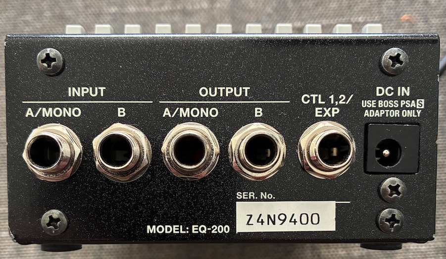 Boss EQ200 Vue connecteurs